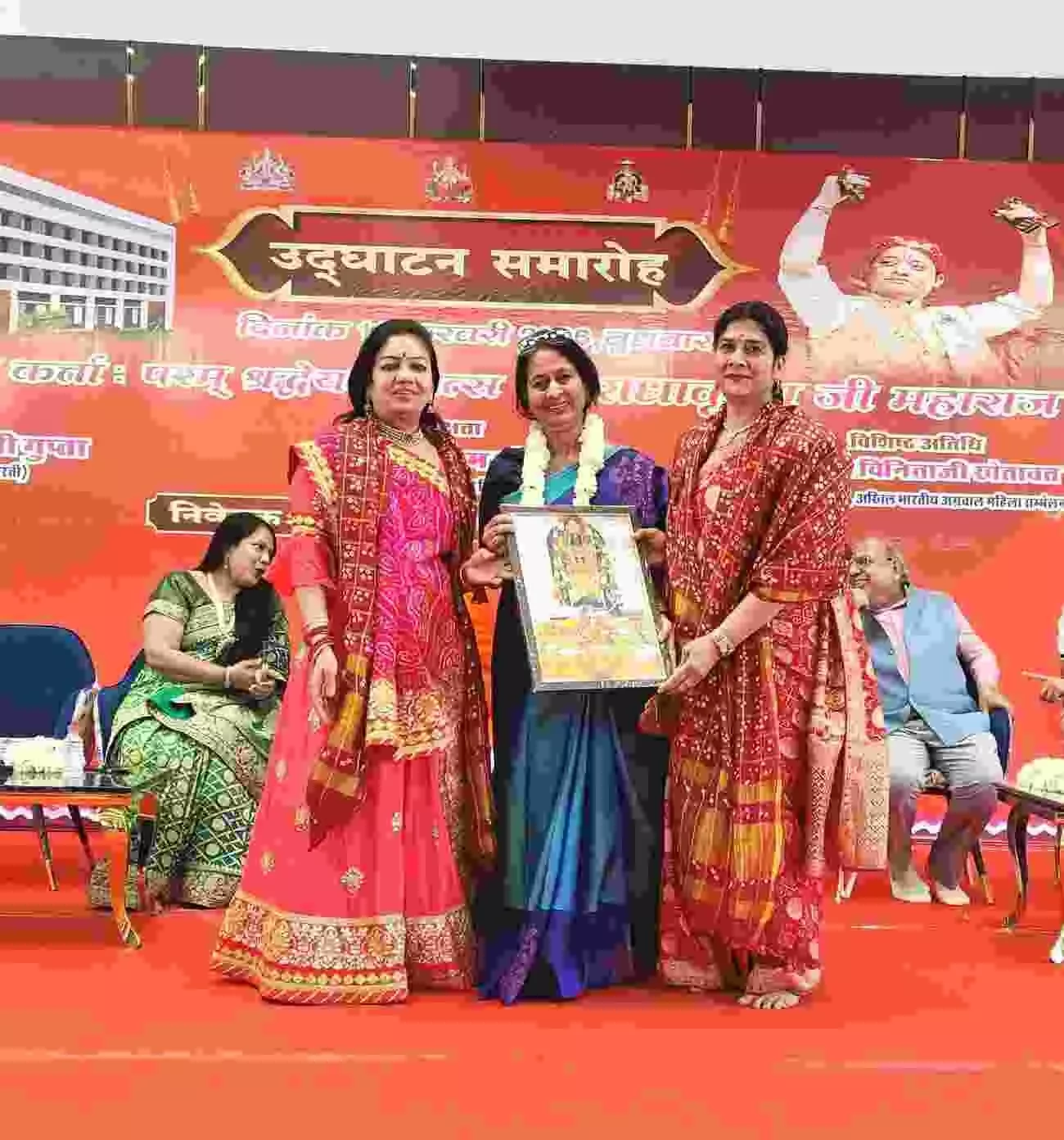 अग्रवाल वाटिका पाली में रूपा परसरामपुरिया को भामाशाह सम्मान स्मृति चिह्न भेंट करतीं विनीता खेतावत।
