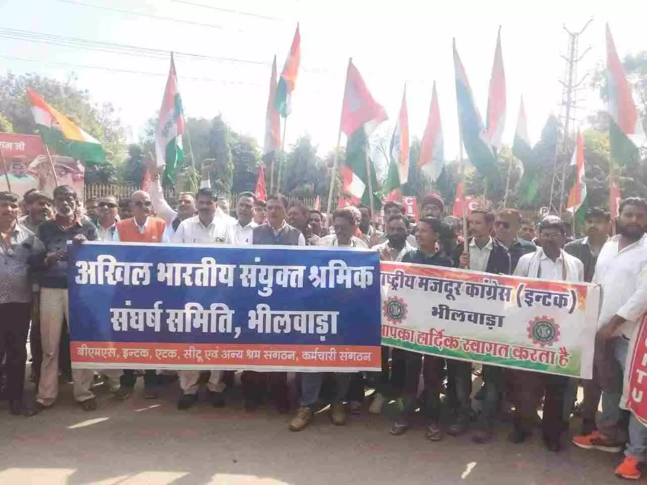भीलवाड़ा जिला कलेक्ट्रेट के बाहर विभिन्न श्रमिक संगठनों के प्रतिनिधि और कार्यकर्ता विरोध प्रदर्शन के दौरान ज्ञापन देते हुए।