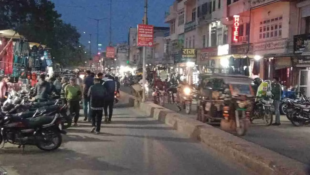 सवाई माधोपुर के बजरिया मुख्य बाजार में सड़क पर अतिक्रमण के कारण लगा ट्रैफिक जाम। सवाई माधोपुर के बजरिया मुख्य बाजार में सड़क पर अतिक्रमण के कारण लगा ट्रैफिक जाम।