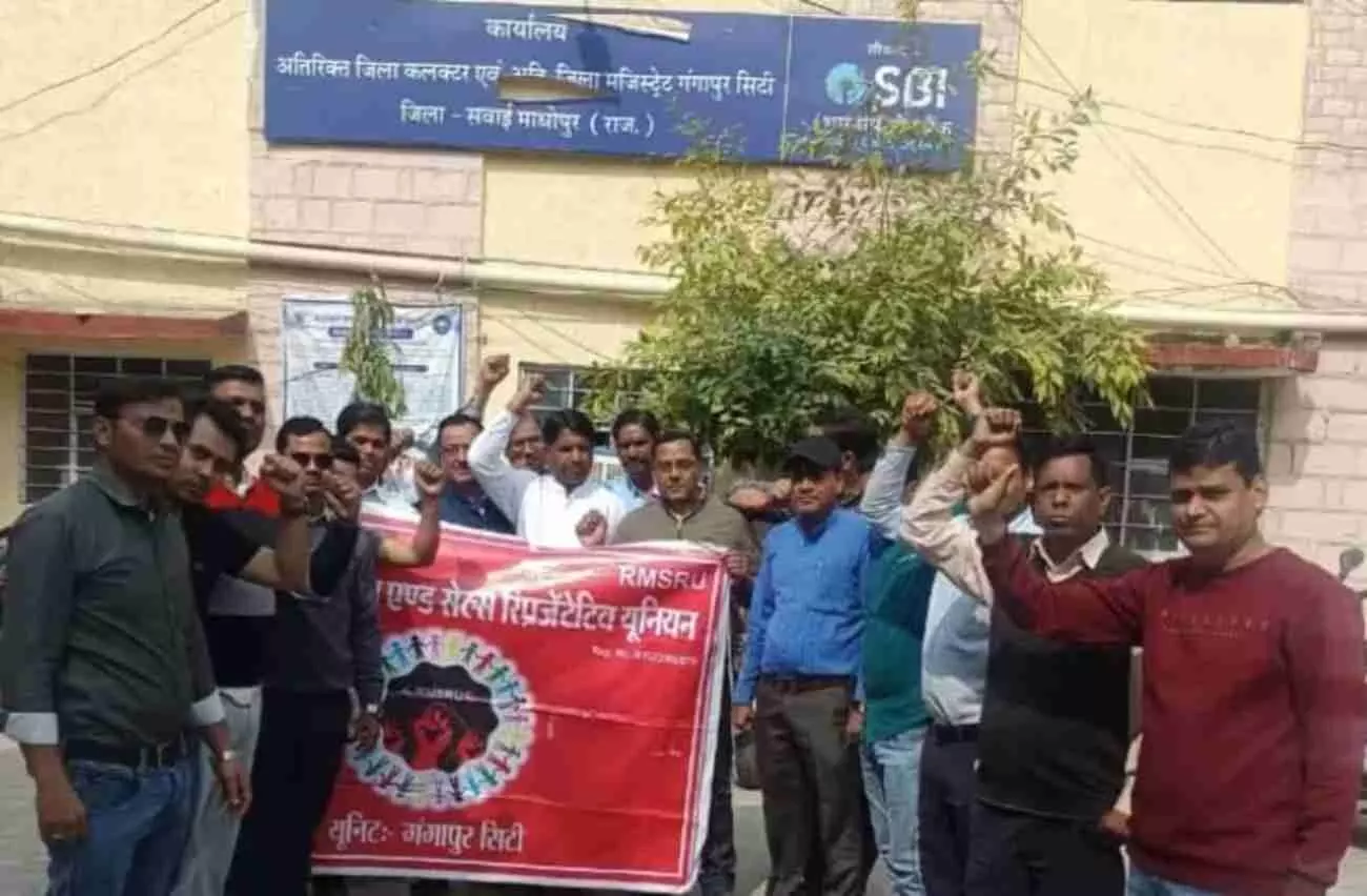 गंगापुर सिटी में दवा प्रतिनिधि नए कानून के विरोध में रैली निकालकर एसडीएम को ज्ञापन सौंपते हुए दिख रहे हैं। गंगापुर सिटी में दवा प्रतिनिधि नए कानून के विरोध में रैली निकालकर एसडीएम को ज्ञापन सौंपते हुए दिख रहे हैं।