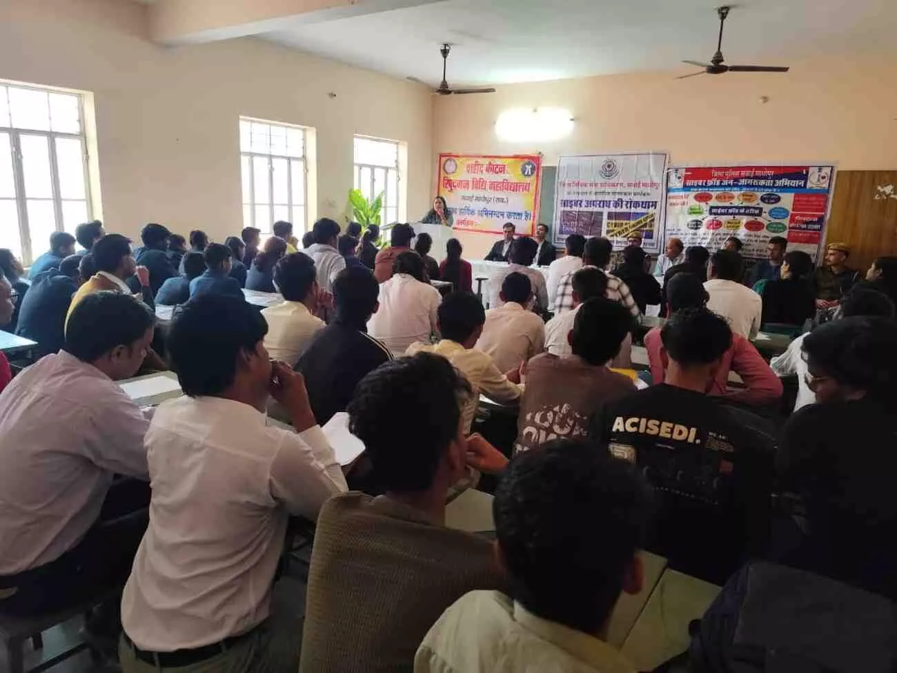 सवाई माधोपुर के विधि महाविद्यालय में साइबर अपराध जागरूकता कार्यक्रम के दौरान मंचासीन अतिथि और उपस्थित छात्र। सवाई माधोपुर के विधि महाविद्यालय में साइबर अपराध जागरूकता कार्यक्रम के दौरान मंचासीन अतिथि और उपस्थित छात्र।