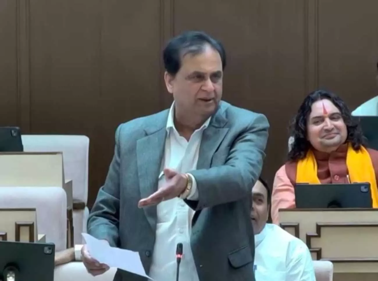 राजस्थान विधानसभा में निम्बाहेड़ा विधायक श्रीचंद कृपलानी वन भूमि गांवों की समस्याओं पर विशेष उल्लेख प्रस्ताव प्रस्तुत करते हुए। राजस्थान विधानसभा में निम्बाहेड़ा विधायक श्रीचंद कृपलानी वन भूमि गांवों की समस्याओं पर विशेष उल्लेख प्रस्ताव प्रस्तुत करते हुए।