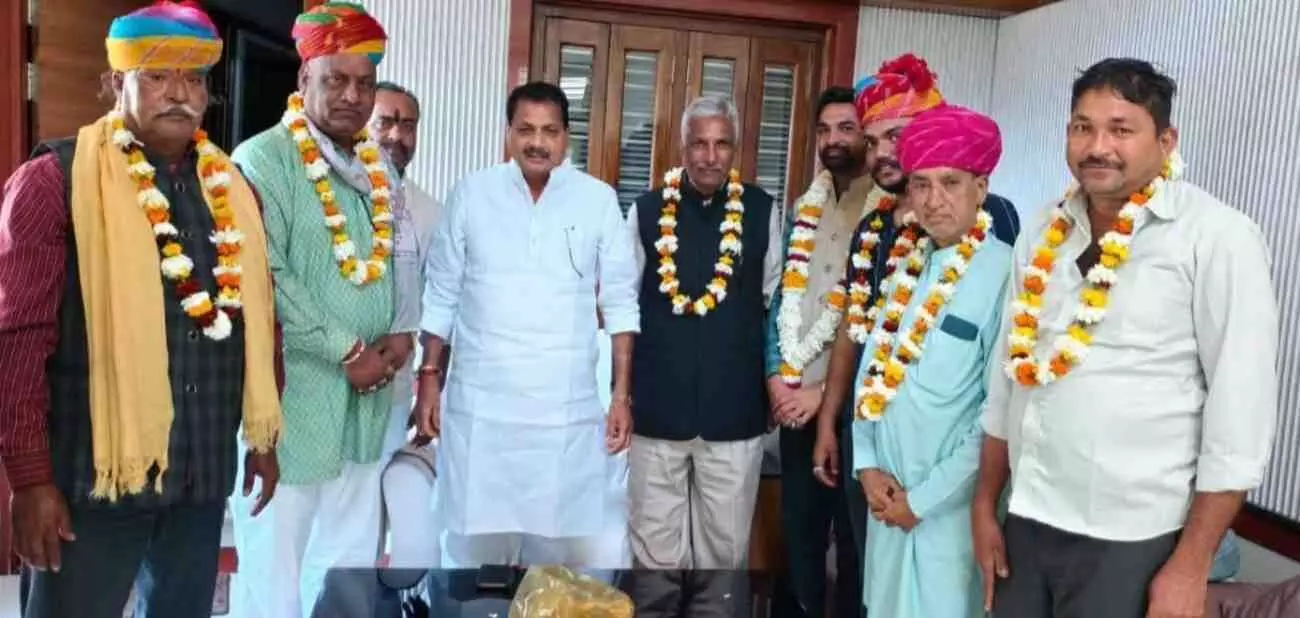 रायपुर मारवाड़ में कांग्रेस कार्यकर्ताओं के स्वागत समारोह के दौरान साफा पहने अतिथि और पदाधिकारी। रायपुर मारवाड़ में कांग्रेस कार्यकर्ताओं के स्वागत समारोह के दौरान साफा पहने अतिथि और पदाधिकारी।