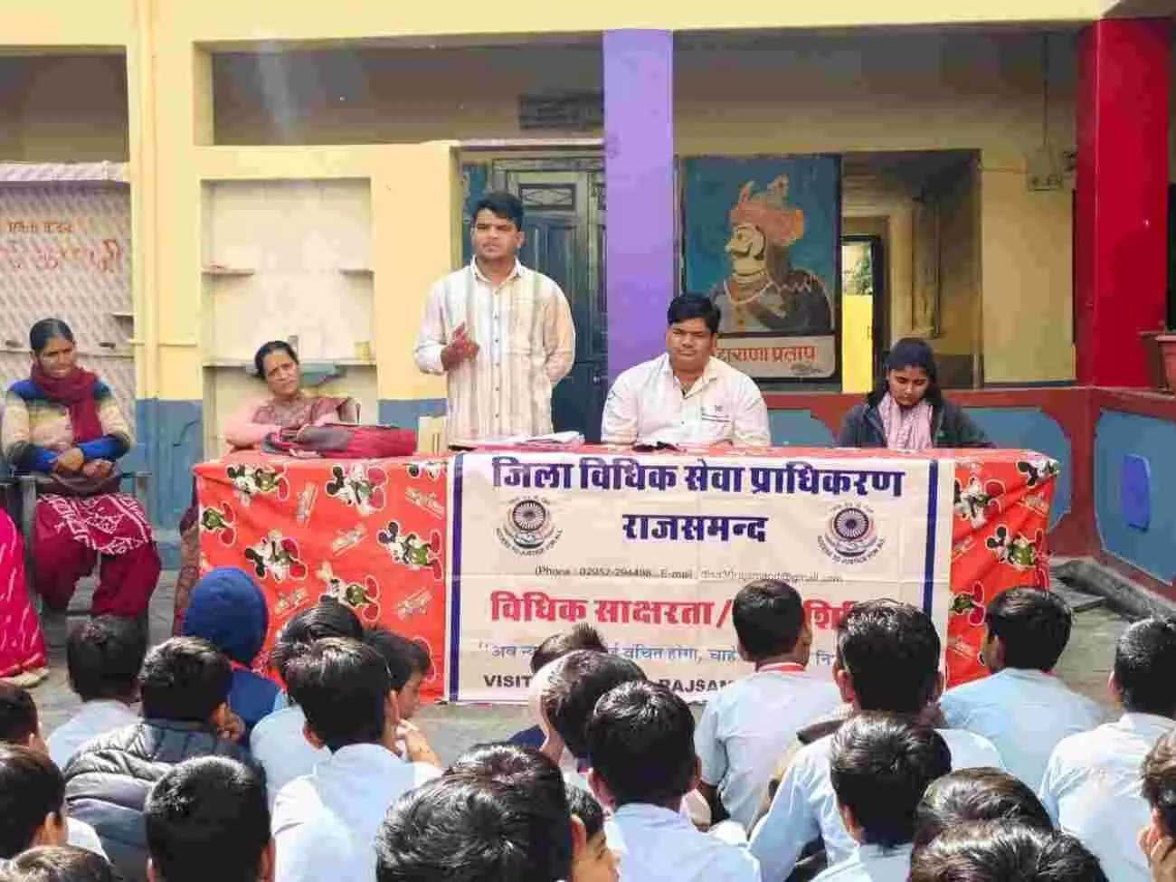 आमेट के पीएम श्री विद्यालय परिसर में विधिक साक्षरता शिविर के दौरान उपस्थित अतिथि और छात्र समूह। आमेट के पीएम श्री विद्यालय परिसर में विधिक साक्षरता शिविर के दौरान उपस्थित अतिथि और छात्र समूह।