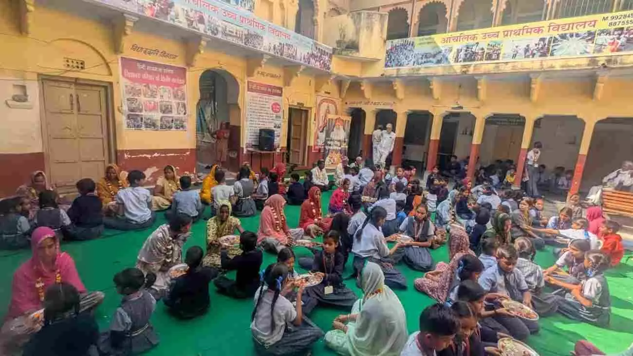 आमेट के स्कूल में विद्यार्थी अपने माता-पिता का पूजन कर आशीर्वाद ले रहे हैं। आमेट के स्कूल में विद्यार्थी अपने माता-पिता का पूजन कर आशीर्वाद ले रहे हैं।