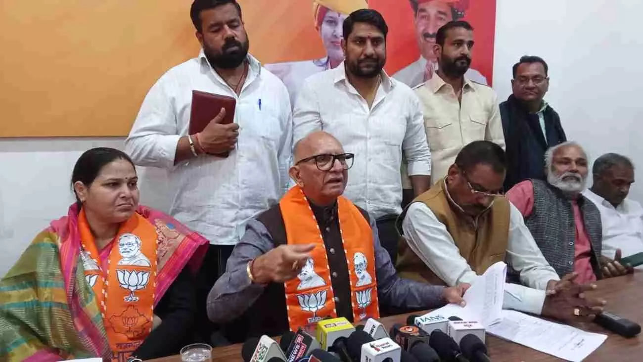 भरतपुर भाजपा कार्यालय में बजट 2026-27 पर प्रेस वार्ता को संबोधित करते पूर्व प्रदेश अध्यक्ष अशोक परनामी और अन्य पदाधिकारी। भरतपुर भाजपा कार्यालय में बजट 2026-27 पर प्रेस वार्ता को संबोधित करते पूर्व प्रदेश अध्यक्ष अशोक परनामी और अन्य पदाधिकारी।