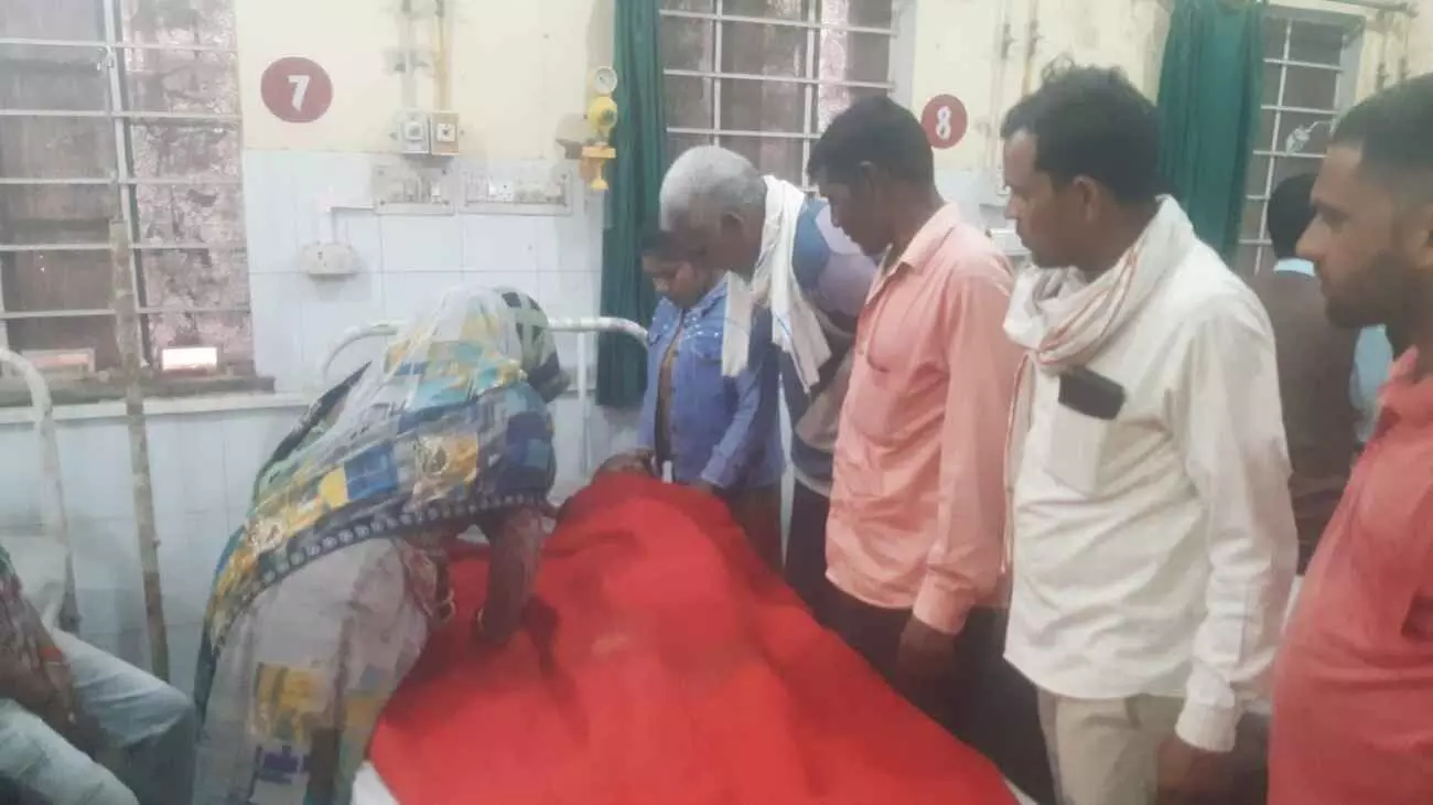 भुसावर के बारौली मोड़ पर सड़क किनारे विद्युत पोल से टकराई क्षतिग्रस्त बाइक का दृश्य।