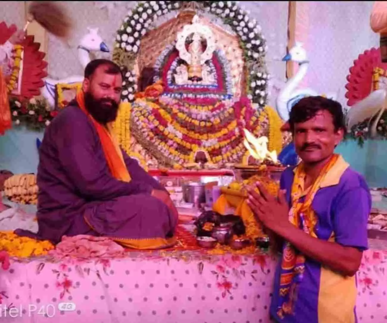 भुसावर के ऐतिहासिक मंदिर में विजया एकादशी पर पूजा के लिए सजावट और एकत्रित श्रद्धालु।