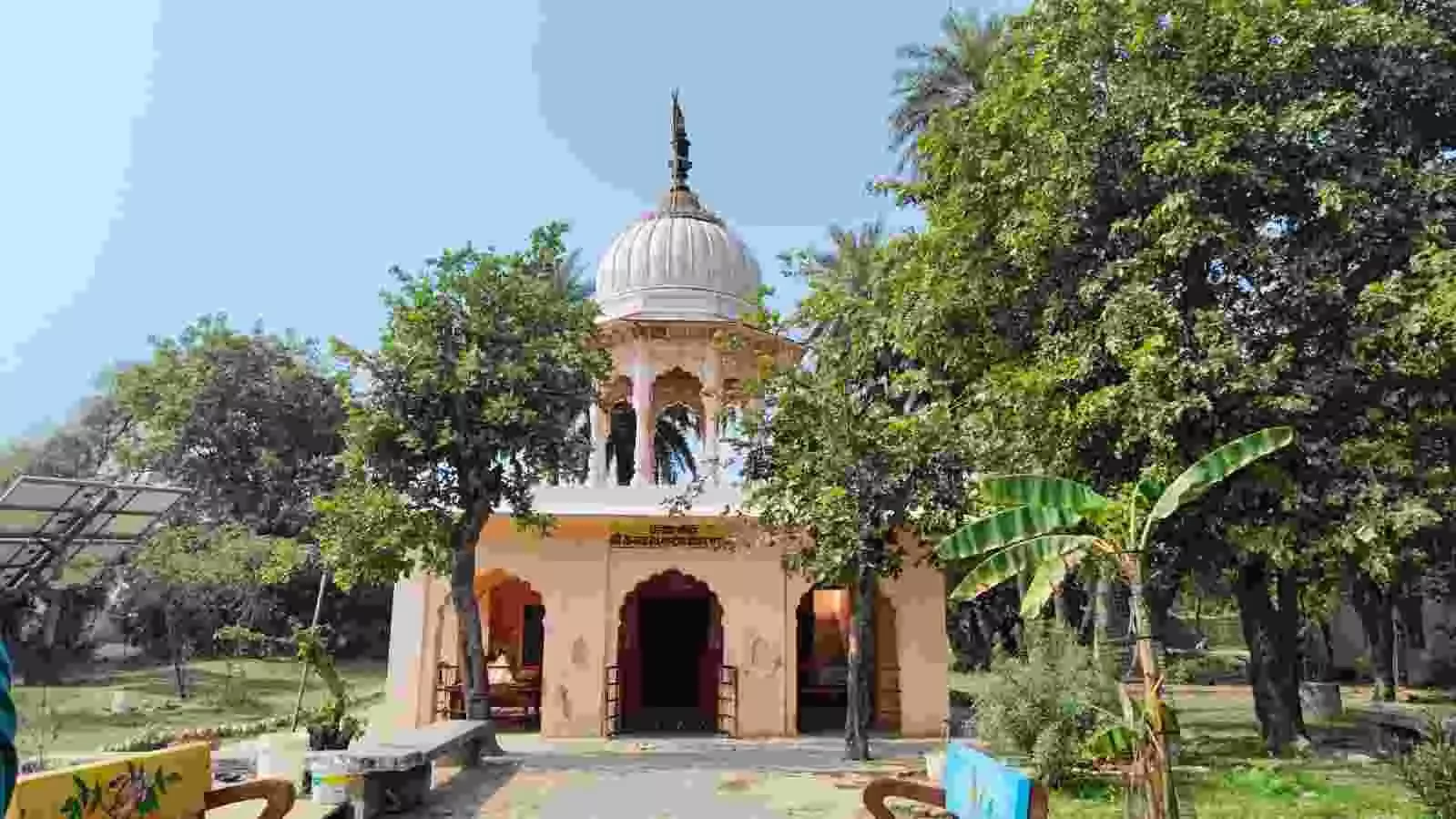 भरतपुर के केवलादेव नेशनल पार्क के घने जंगलों के बीच स्थित प्राचीन केवलादेव महादेव मंदिर का बाहरी दृश्य। भरतपुर के केवलादेव नेशनल पार्क के घने जंगलों के बीच स्थित प्राचीन केवलादेव महादेव मंदिर का बाहरी दृश्य।