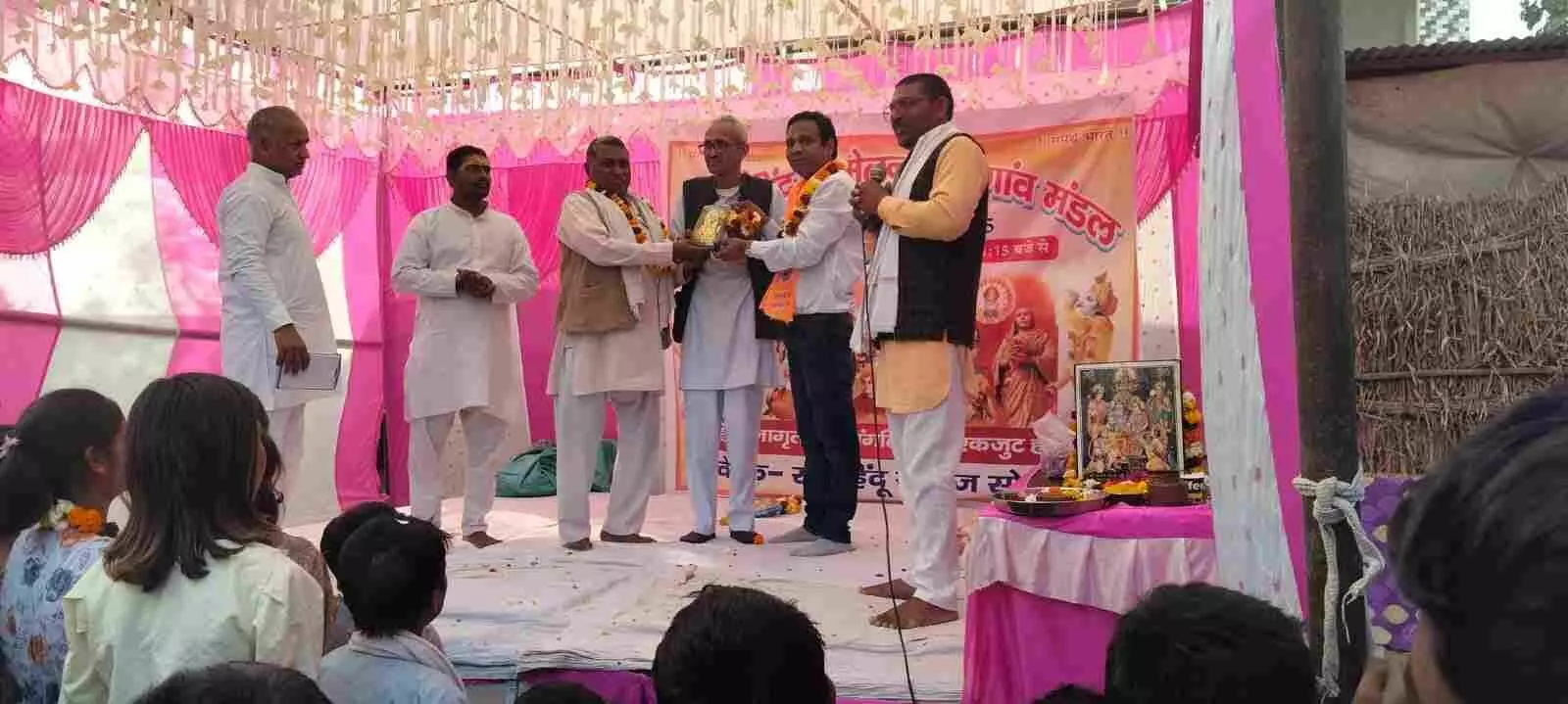 डीग के सोनगांव में आयोजित कलश यात्रा के दौरान सिर पर कलश रखे चलती महिलाएं और झांकियां।