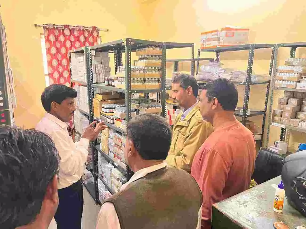 भुसावर के सरकारी चिकित्सा केंद्र में निरीक्षण करते अतिरिक्त सीएमएचओ डॉ बी एल मीणा और मौजूद स्टाफ।