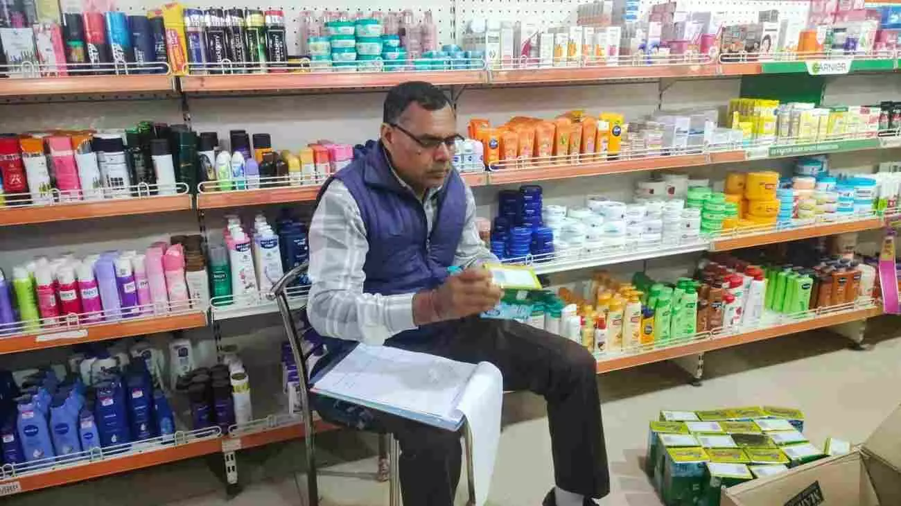 भरतपुर के सारस चौराहा स्थित मॉल में खाद्य सुरक्षा टीम द्वारा जब्त नकली घी के पैकेट। भरतपुर के सारस चौराहा स्थित मॉल में खाद्य सुरक्षा टीम द्वारा जब्त नकली घी के पैकेट।