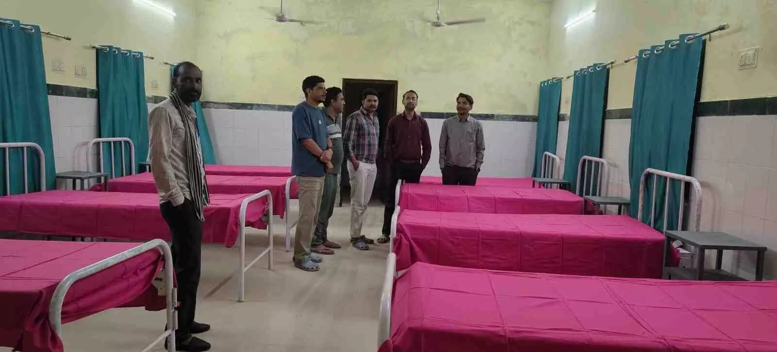 करौली में चिकित्सा संस्थान के निरीक्षण के दौरान स्वास्थ्य व्यवस्थाओं का जायजा लेते अधिकारी। करौली में चिकित्सा संस्थान के निरीक्षण के दौरान स्वास्थ्य व्यवस्थाओं का जायजा लेते अधिकारी।