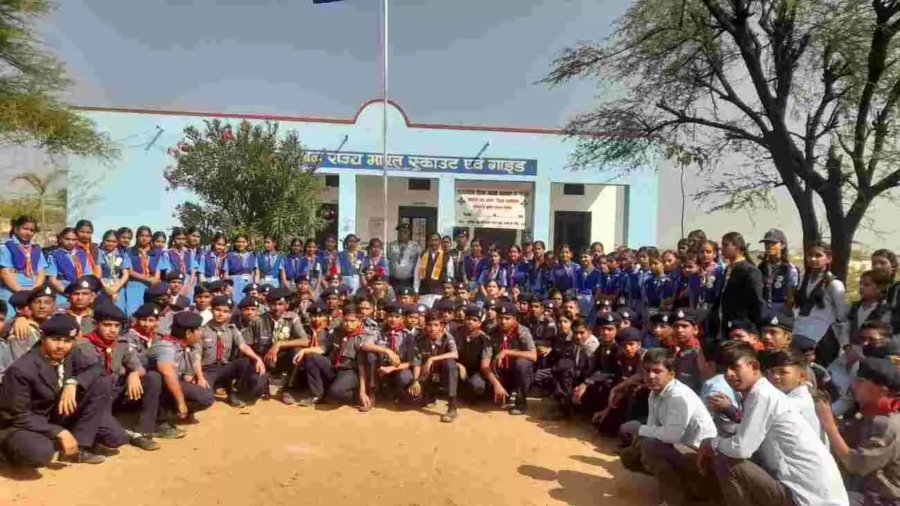 आमेट में आयोजित स्काउट गाइड सोपान शिविर के दौरान फ्लेग सेरेमनी और प्रशिक्षण सत्र का दृश्य। आमेट में आयोजित स्काउट गाइड सोपान शिविर के दौरान फ्लेग सेरेमनी और प्रशिक्षण सत्र का दृश्य।