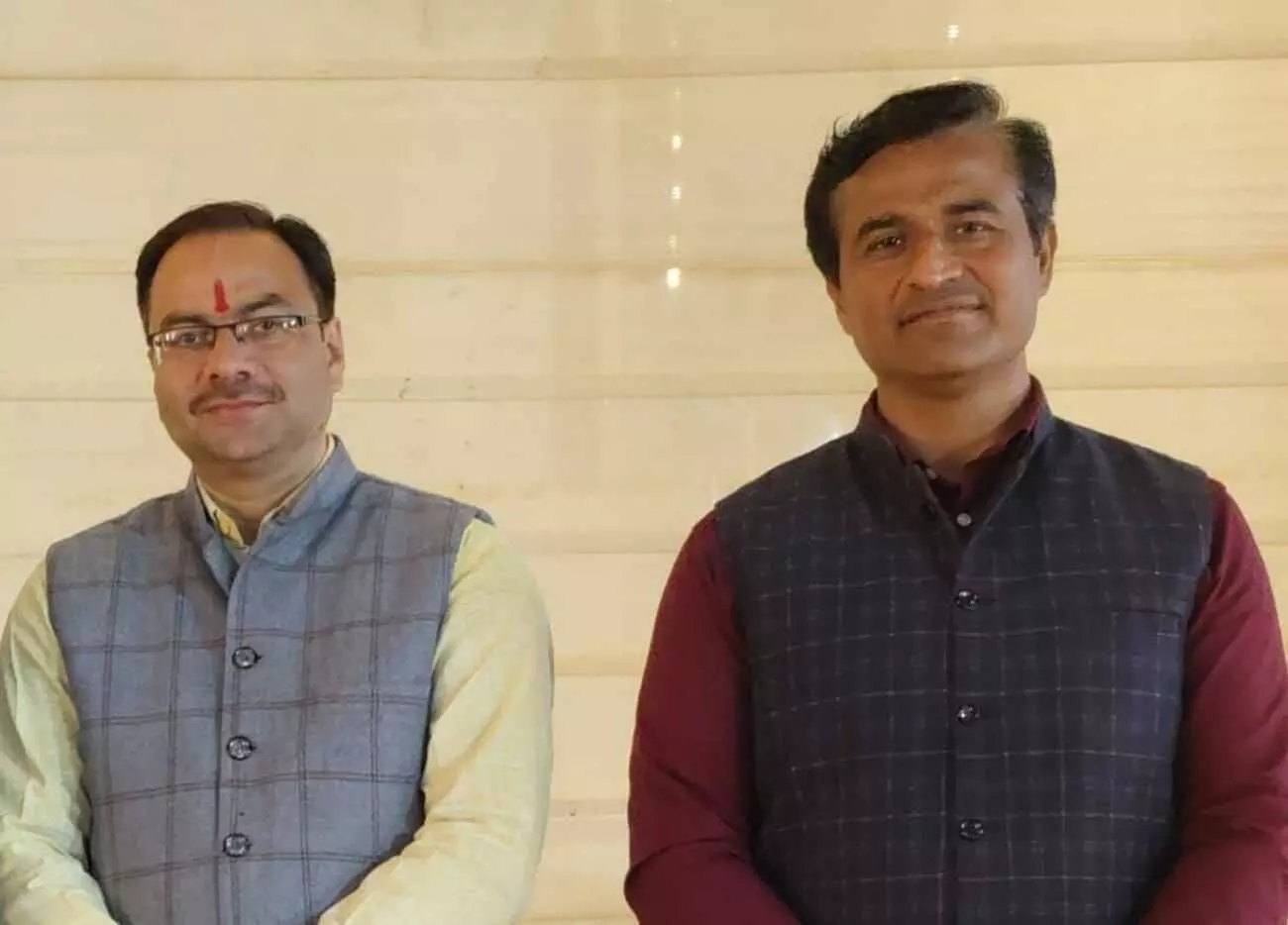 इंदौर में वीणा संवाद केंद्र के साहित्यिक समारोह में मंच पर उपस्थित अतिथि और साहित्यकार वक्तव्य देते हुए। इंदौर में वीणा संवाद केंद्र के साहित्यिक समारोह में मंच पर उपस्थित अतिथि और साहित्यकार वक्तव्य देते हुए।