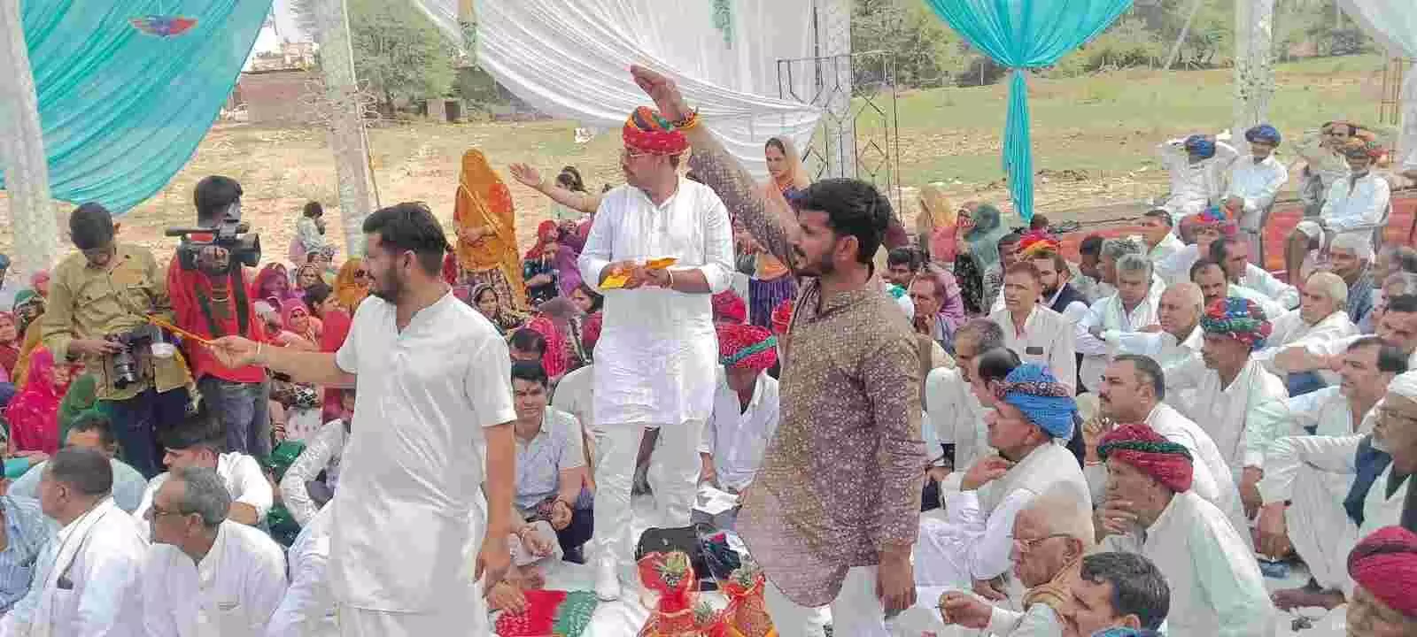 भीलवाड़ा के सुवाणा में नागा परिवार के सदस्य मायरे के उत्सव में नकद उपहार भेंट करते हुए।