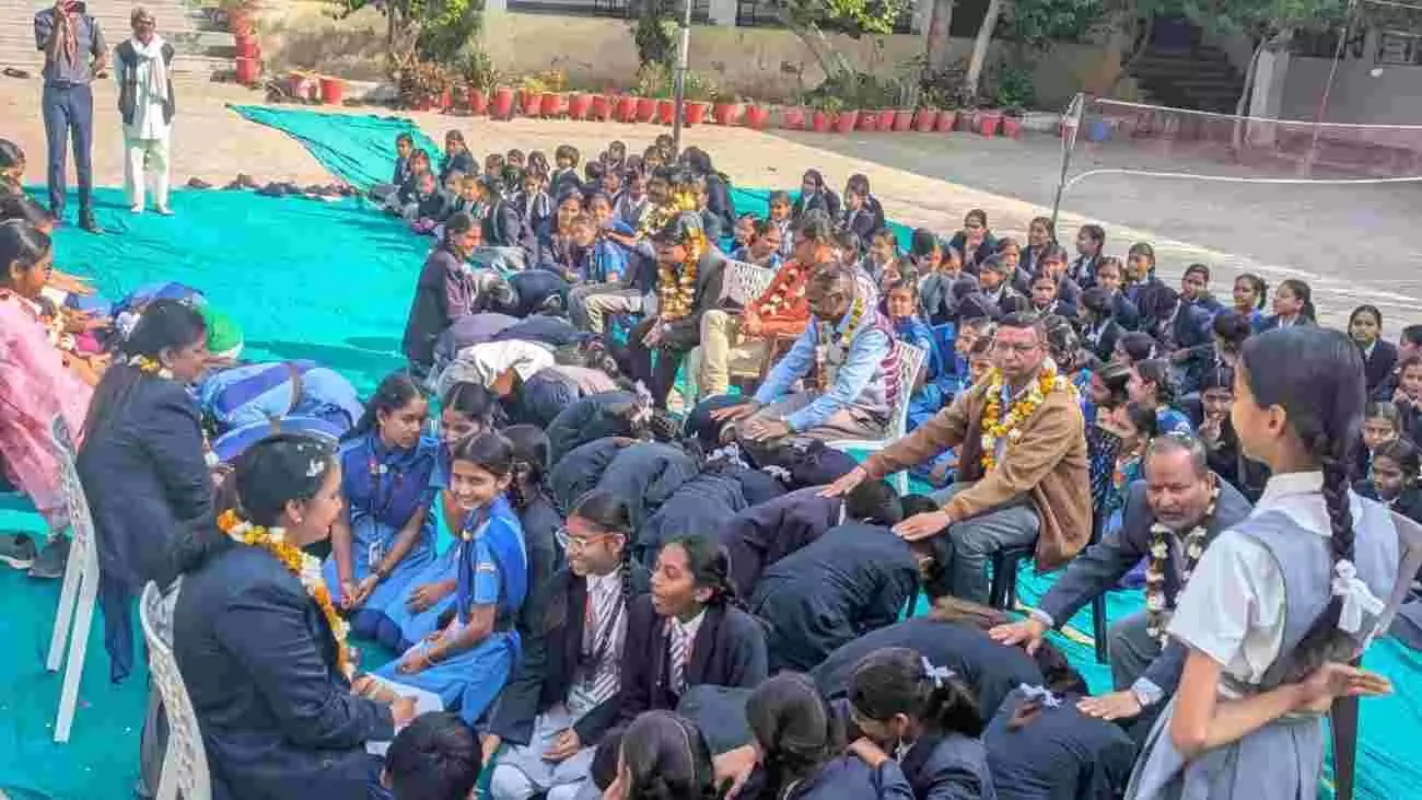आमेट के विद्यालय में माता-पिता का पूजन करते बच्चे और चरण स्पर्श कर आशीर्वाद लेते विद्यार्थी। आमेट के विद्यालय में माता-पिता का पूजन करते बच्चे और चरण स्पर्श कर आशीर्वाद लेते विद्यार्थी।