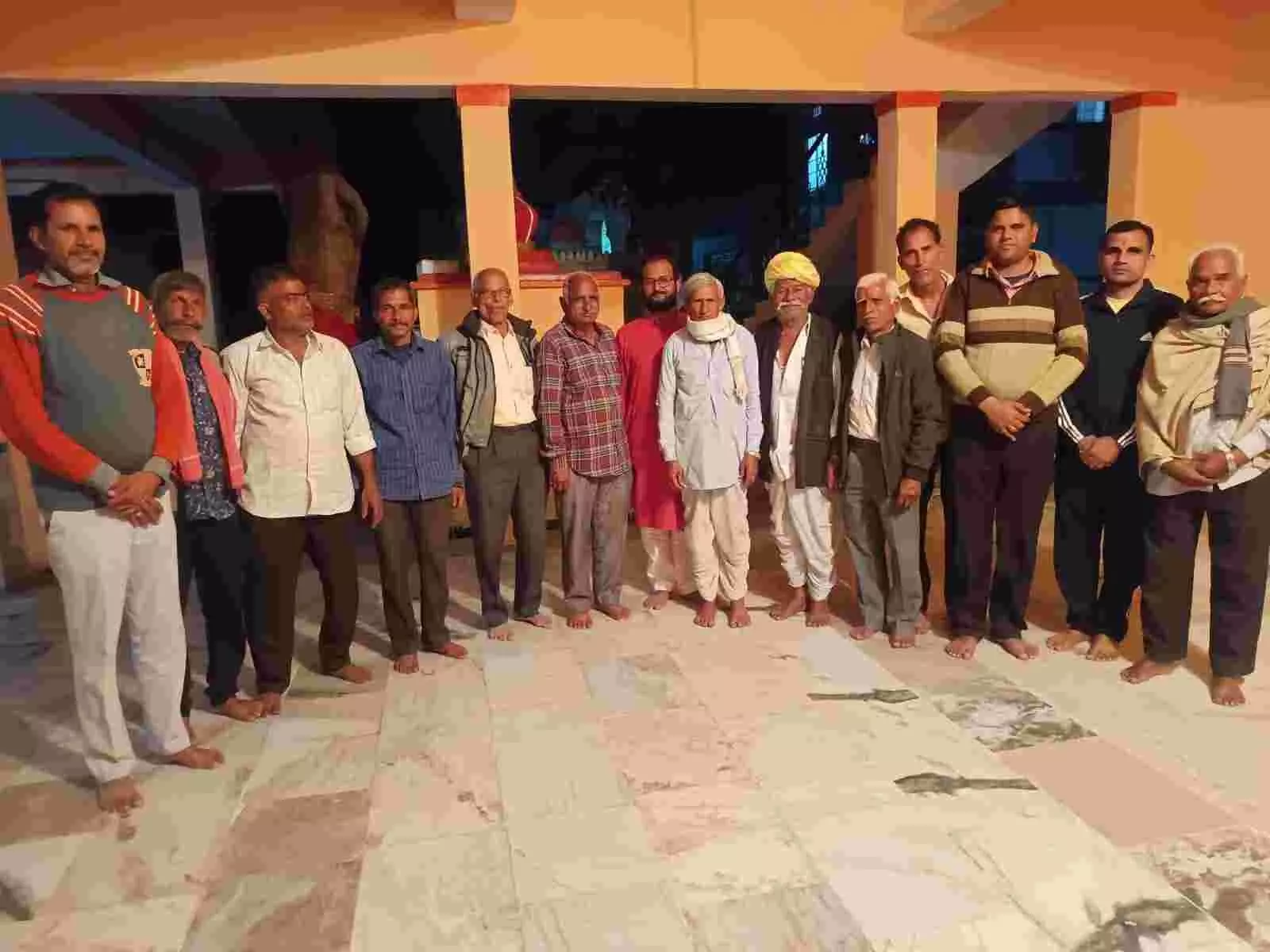 खेरोदा के खाकल बावजी मंदिर में हिन्दू सम्मेलन की तैयारी बैठक के दौरान उपस्थित प्रबुद्धजन और कार्यकर्ता।