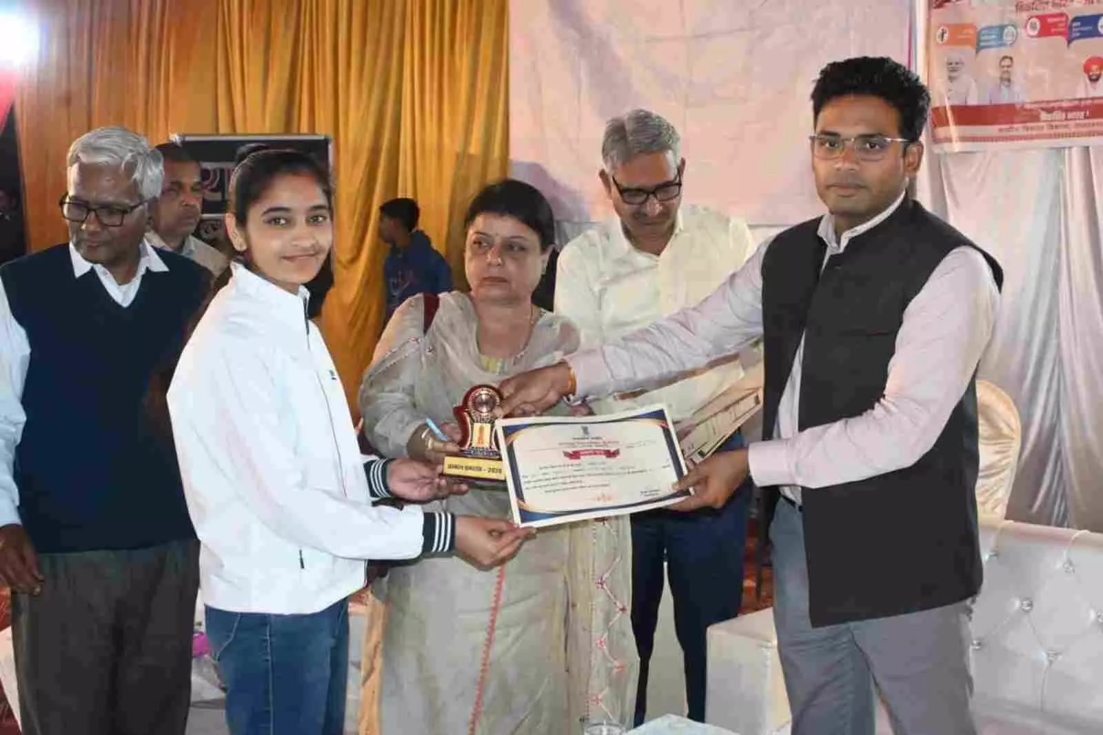 चित्तौड़गढ़ के राशमी में रात्रि चौपाल के दौरान ग्रामीणों की समस्याएं सुनते जिला कलेक्टर आलोक रंजन। चित्तौड़गढ़ के राशमी में रात्रि चौपाल के दौरान ग्रामीणों की समस्याएं सुनते जिला कलेक्टर आलोक रंजन।