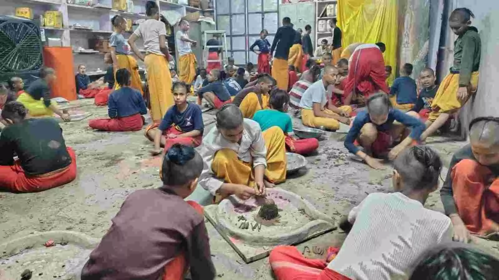 कल्लाजी वेदपीठ परिसर में महाशिवरात्रि अनुष्ठान के लिए तैयार किए गए हजारों पार्थिव शिवलिंग और जलहरियां। कल्लाजी वेदपीठ परिसर में महाशिवरात्रि अनुष्ठान के लिए तैयार किए गए हजारों पार्थिव शिवलिंग और जलहरियां।