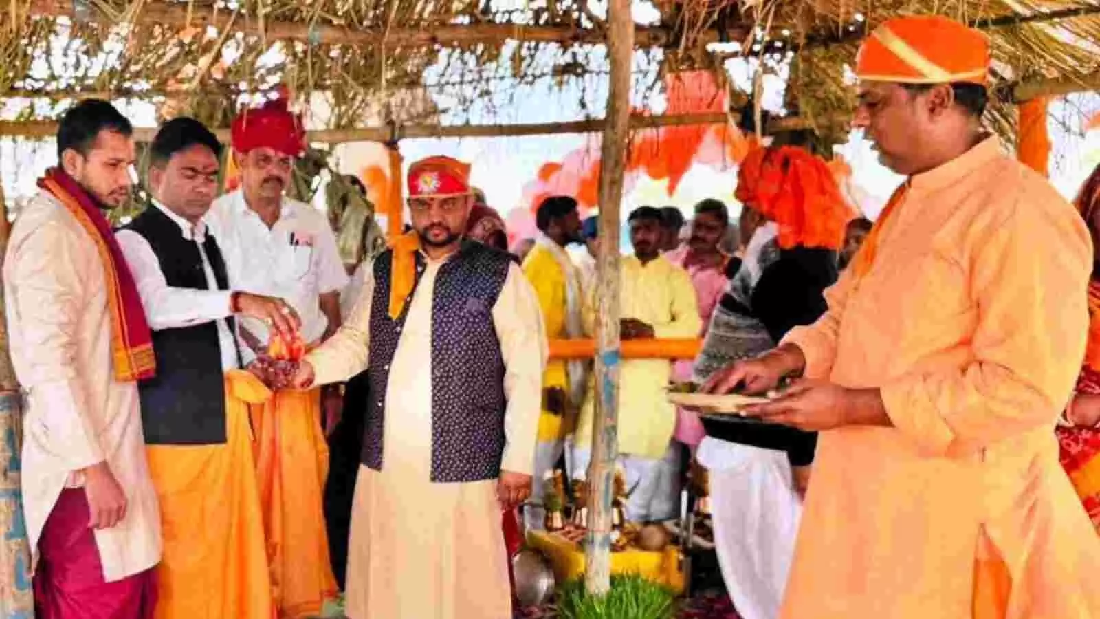 चित्तौड़गढ़ के लालजी का खेड़ा में मूर्ति स्थापना कार्यक्रम के दौरान स्वागत स्वीकार करते विधायक चंद्रभानसिंह आक्या। चित्तौड़गढ़ के लालजी का खेड़ा में मूर्ति स्थापना कार्यक्रम के दौरान स्वागत स्वीकार करते विधायक चंद्रभानसिंह आक्या।
