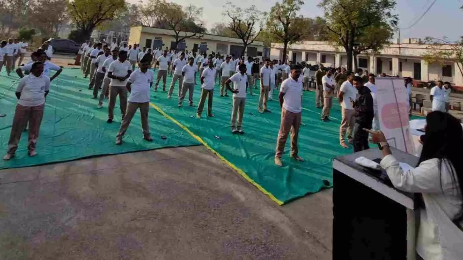 चित्तौड़गढ़ पुलिस लाइन में योगाभ्यास करते पुलिसकर्मी और प्रशिक्षक मानसिक स्वास्थ्य सत्र के दौरान। चित्तौड़गढ़ पुलिस लाइन में योगाभ्यास करते पुलिसकर्मी और प्रशिक्षक मानसिक स्वास्थ्य सत्र के दौरान।
