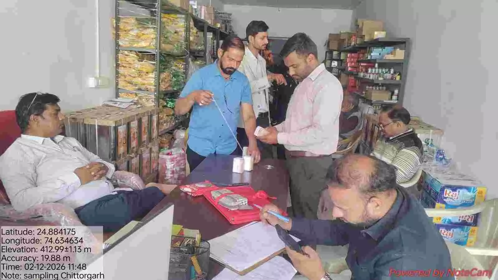चित्तौड़गढ़ में खाद्य सुरक्षा दल के अधिकारी दुकान पर रखे खाद्य पदार्थों की शुद्धता की जांच करते हुए।