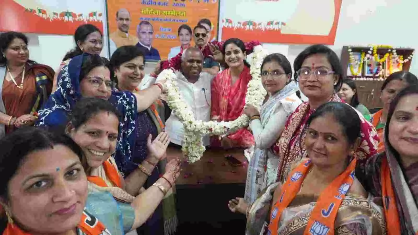चित्तौड़गढ़ भाजपा कार्यालय में बजट संवाद कार्यक्रम के दौरान मंच पर बैठे हुए अतिथि और कार्यकर्ता।