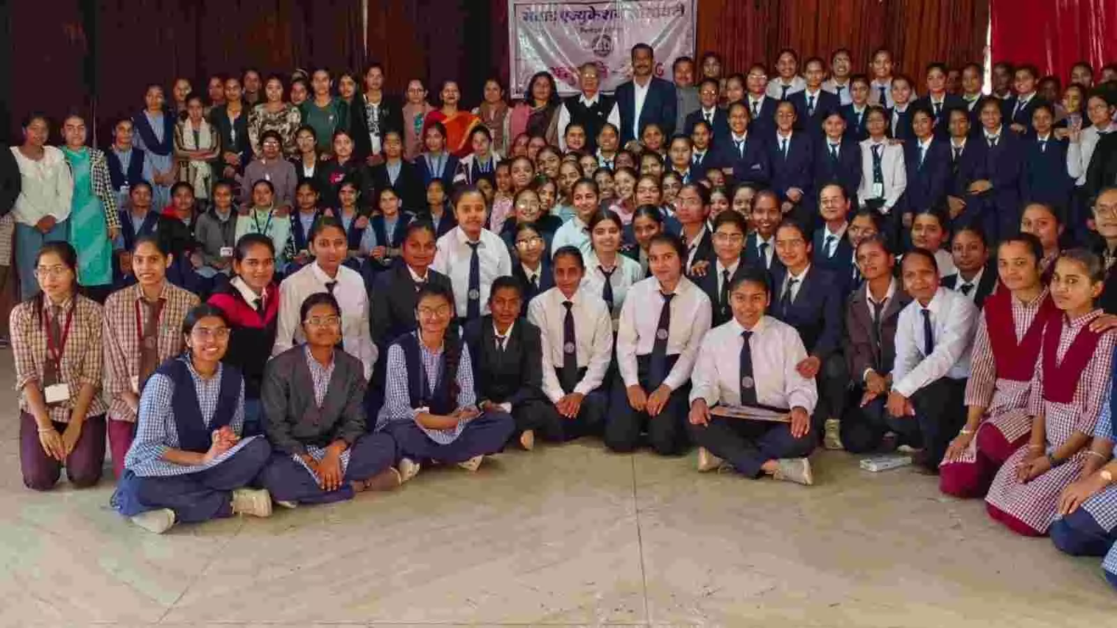 मेवाड़ गर्ल्स कॉलेज चित्तौड़गढ़ में मुख्य अतिथि दीप प्रज्जवलित कर साहित्यिक कार्यक्रम का शुभारंभ कर रहे हैं।
