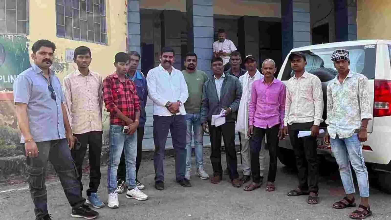 उदयपुर के फलासिया में ग्रामीण और जन प्रतिनिधि उपखंड अधिकारी को पुलिया निर्माण की मांग का ज्ञापन सौंपते हुए। उदयपुर के फलासिया में ग्रामीण और जन प्रतिनिधि उपखंड अधिकारी को पुलिया निर्माण की मांग का ज्ञापन सौंपते हुए।