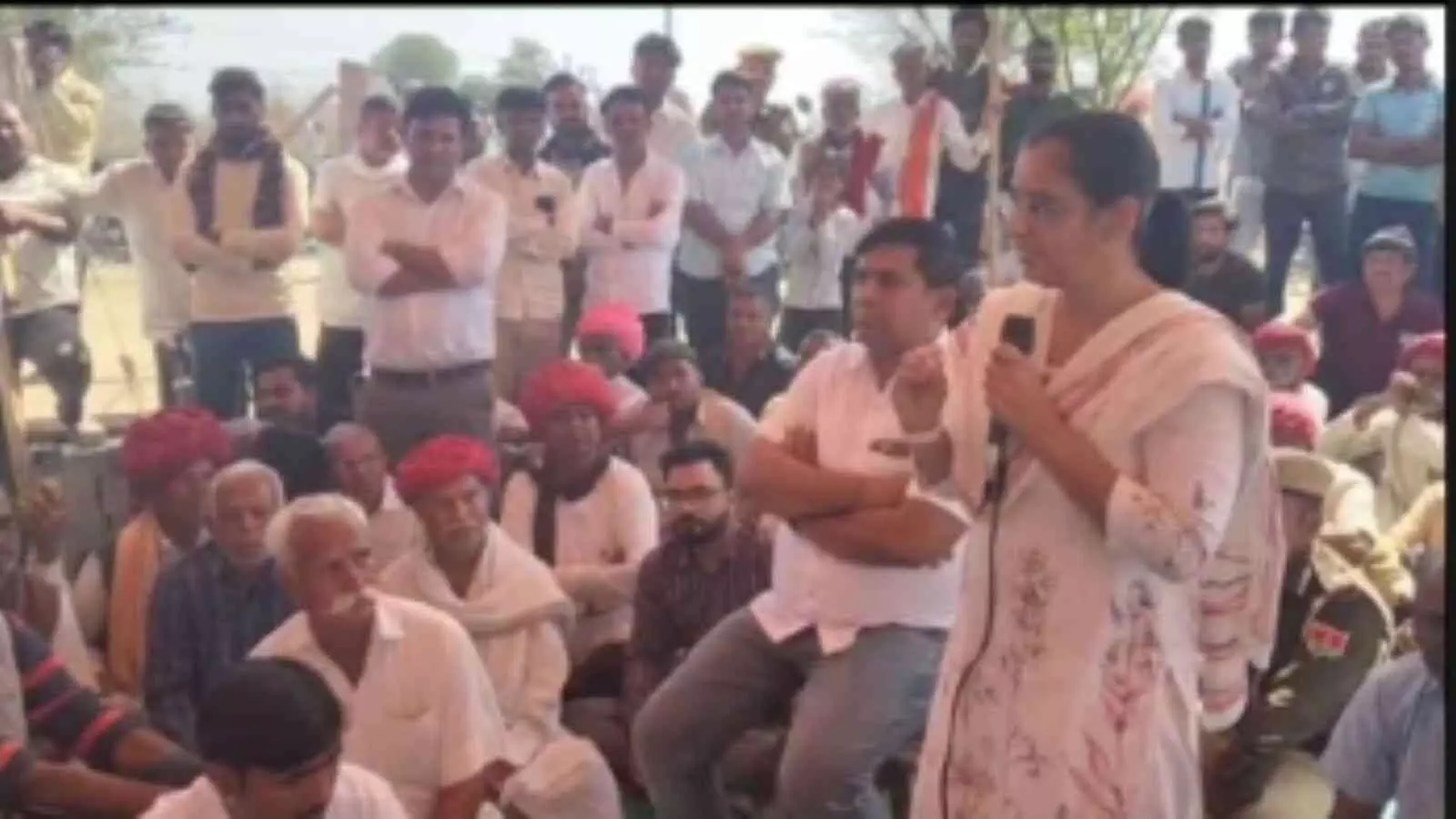 मेसिया नदी किनारे बजरी खनन के विरोध में धरना देते ग्रामीण और प्रशासनिक अधिकारी। मेसिया नदी किनारे बजरी खनन के विरोध में धरना देते ग्रामीण और प्रशासनिक अधिकारी।