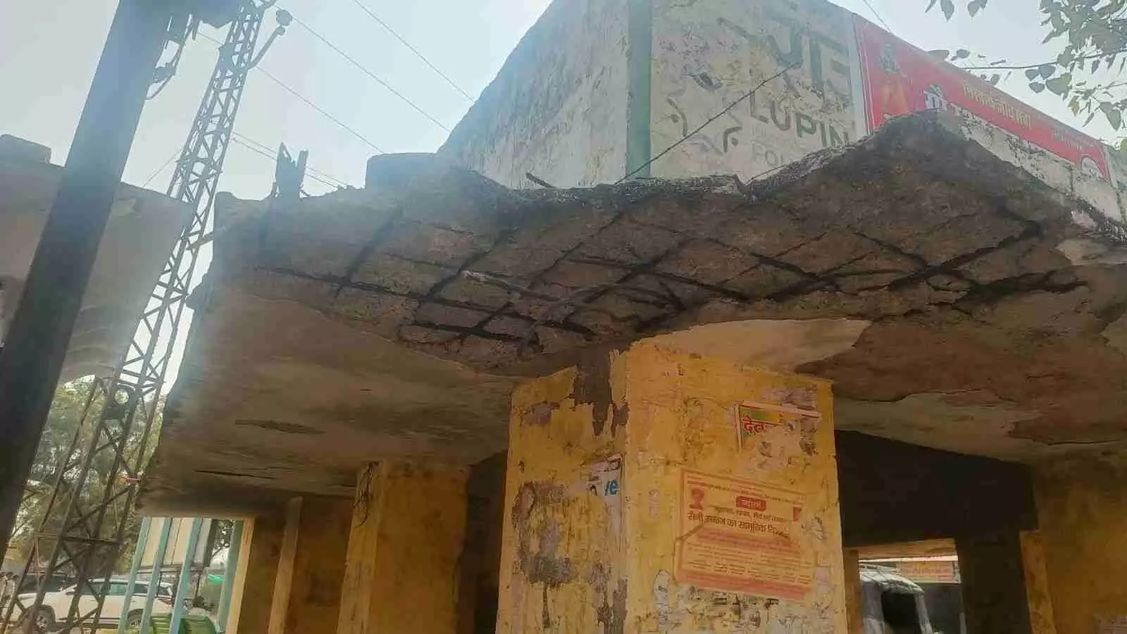 भुसावर में मुख्य बस स्टैंड मार्ग पर स्थित एक पुराना और क्षतिग्रस्त यात्री प्रतिक्षालय भवन।