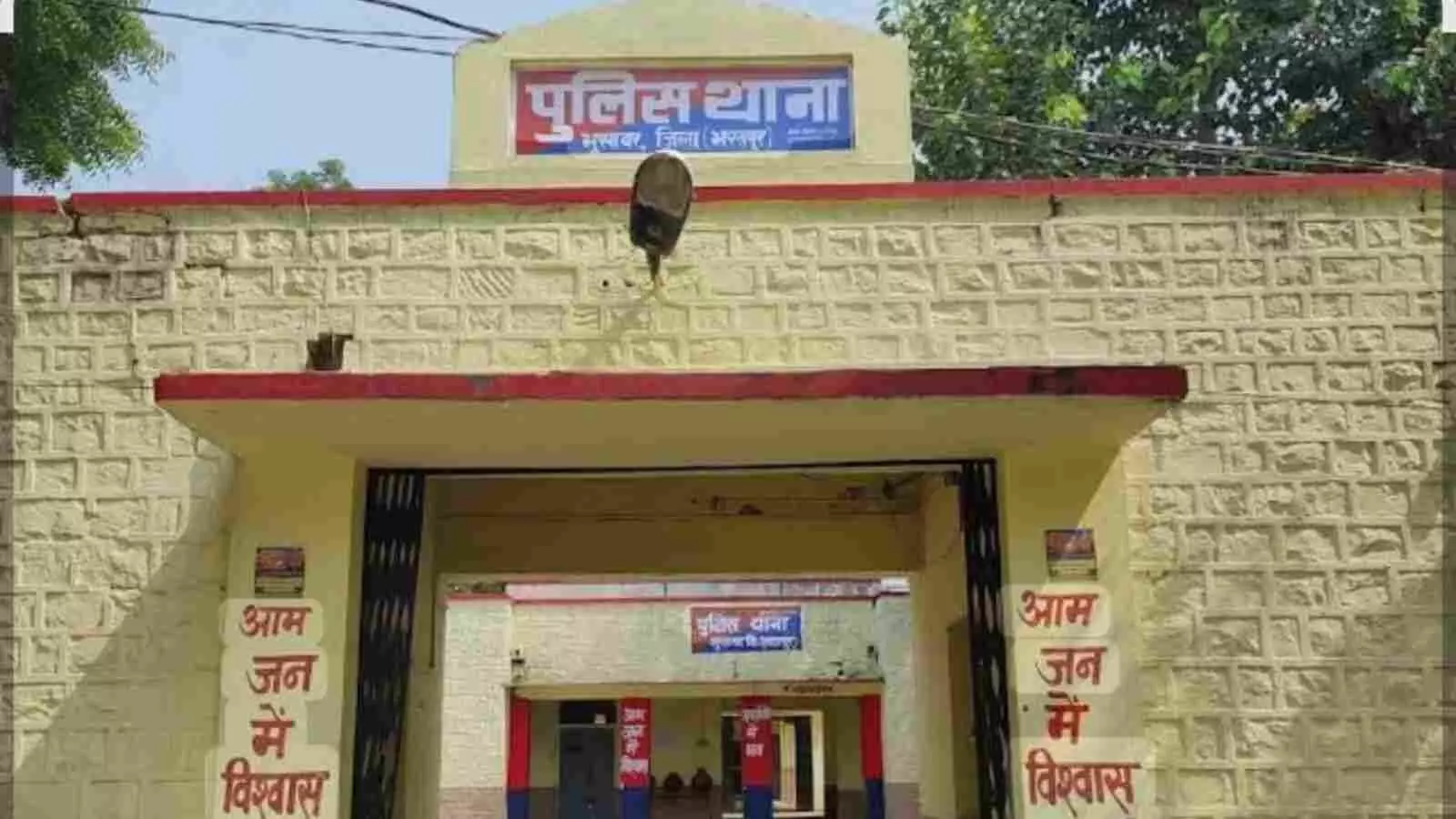 भुसावर थाना पुलिस की कस्टडी में खड़ा धोखाधड़ी का आरोपी रोहित पुत्र चन्द्रप्रकाश। भुसावर थाना पुलिस की कस्टडी में खड़ा धोखाधड़ी का आरोपी रोहित पुत्र चन्द्रप्रकाश।