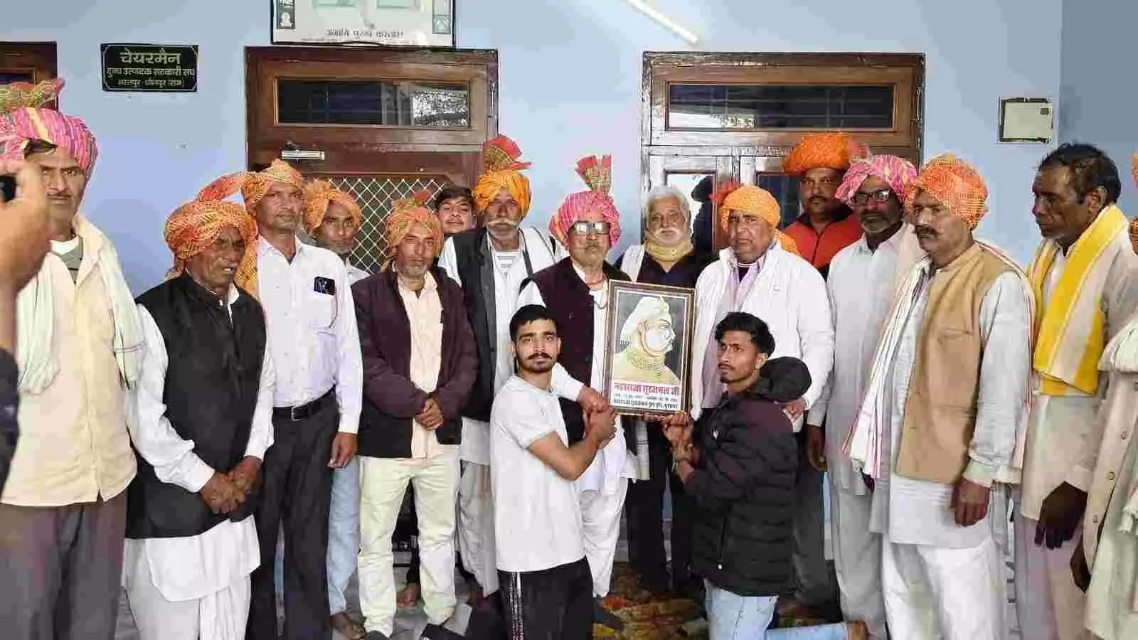 भुसावर में महाराजा सूरजमल की जयंती पर पुष्प अर्पित कर श्रद्धांजलि देते लोग और आयोजित सम्मान समारोह। भुसावर में महाराजा सूरजमल की जयंती पर पुष्प अर्पित कर श्रद्धांजलि देते लोग और आयोजित सम्मान समारोह।