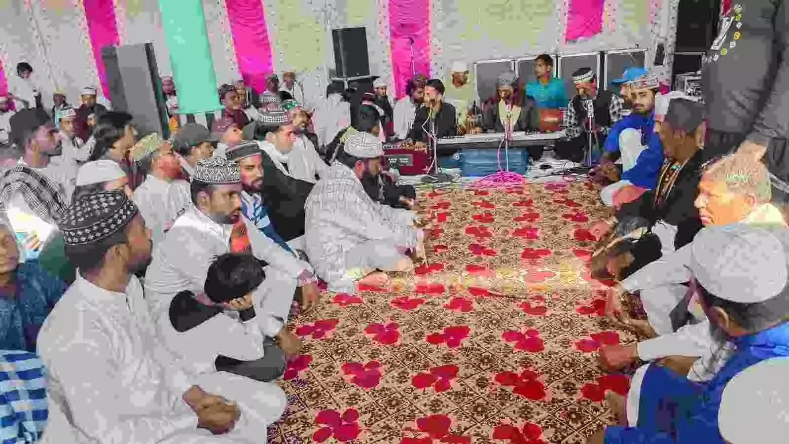 लसाड़िया पंचायत समिति के पास रावत मीणा समाज की बैठक में उपस्थित जनसमूह और समाज के प्रतिनिधि। लसाड़िया पंचायत समिति के पास रावत मीणा समाज की बैठक में उपस्थित जनसमूह और समाज के प्रतिनिधि।