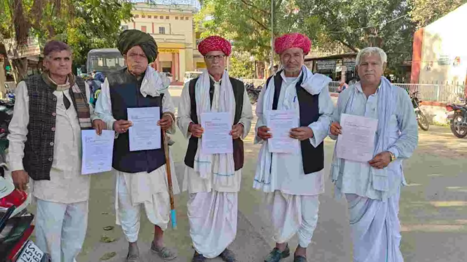 सवाई माधोपुर में किसान प्रतिनिधि जिला कलेक्टर को अपनी मांगों का ज्ञापन सौंपते हुए। सवाई माधोपुर में किसान प्रतिनिधि जिला कलेक्टर को अपनी मांगों का ज्ञापन सौंपते हुए।