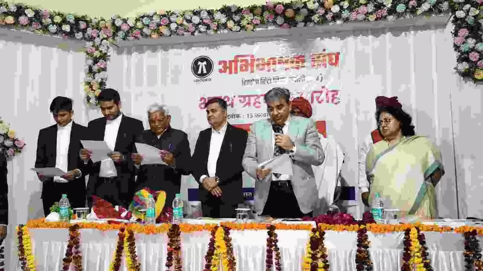 हिण्डौन सिटी में अभिभाषक संघ के शपथ ग्रहण समारोह में मंचासीन अतिथि और अधिवक्तागण। हिण्डौन सिटी में अभिभाषक संघ के शपथ ग्रहण समारोह में मंचासीन अतिथि और अधिवक्तागण।