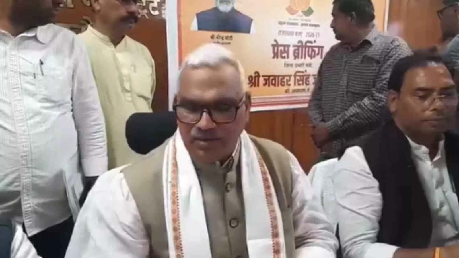 करौली में जिला प्रभारी मंत्री जवाहर सिंह बेढम अधिकारियों के साथ बजट घोषणाओं की समीक्षा बैठक कर रहे हैं। करौली में जिला प्रभारी मंत्री जवाहर सिंह बेढम अधिकारियों के साथ बजट घोषणाओं की समीक्षा बैठक कर रहे हैं।