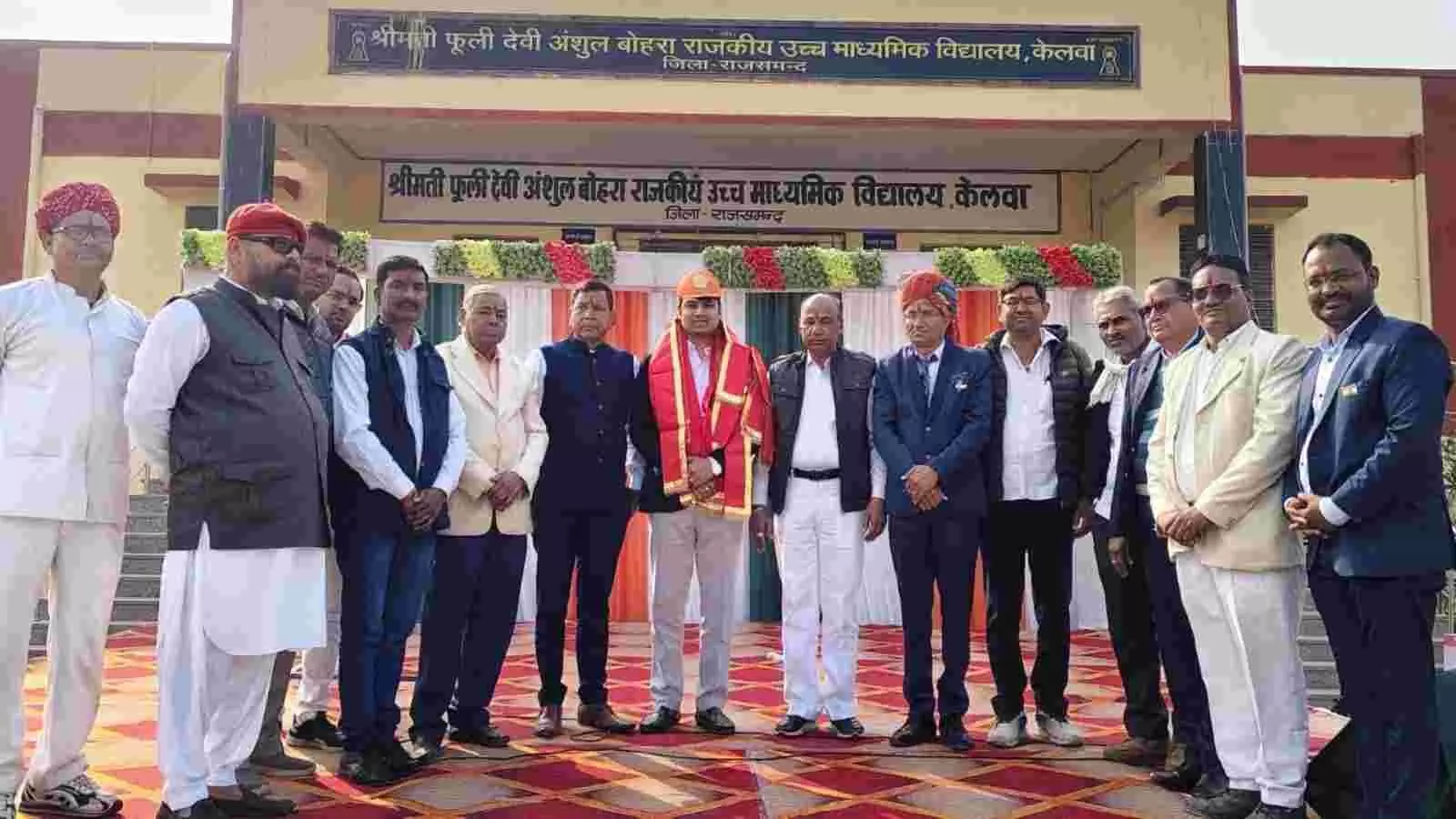 केलवा के विद्यालय परिसर में भामाशाह सुमित पारीक का साफा पहनाकर स्वागत करते ग्रामीण और स्कूल कर्मचारी।