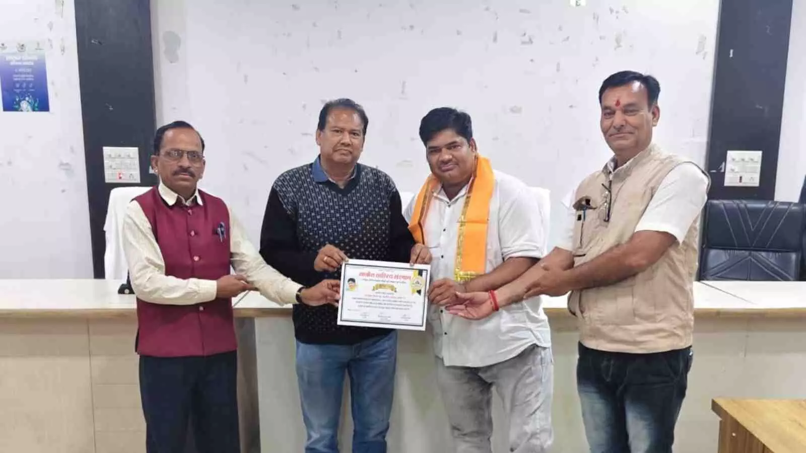 राजसमंद में साकेत साहित्य संस्थान के सम्मान समारोह में अतिथि मुकेश वैष्णव को प्रशस्ति पत्र देते हुए। राजसमंद में साकेत साहित्य संस्थान के सम्मान समारोह में अतिथि मुकेश वैष्णव को प्रशस्ति पत्र देते हुए।