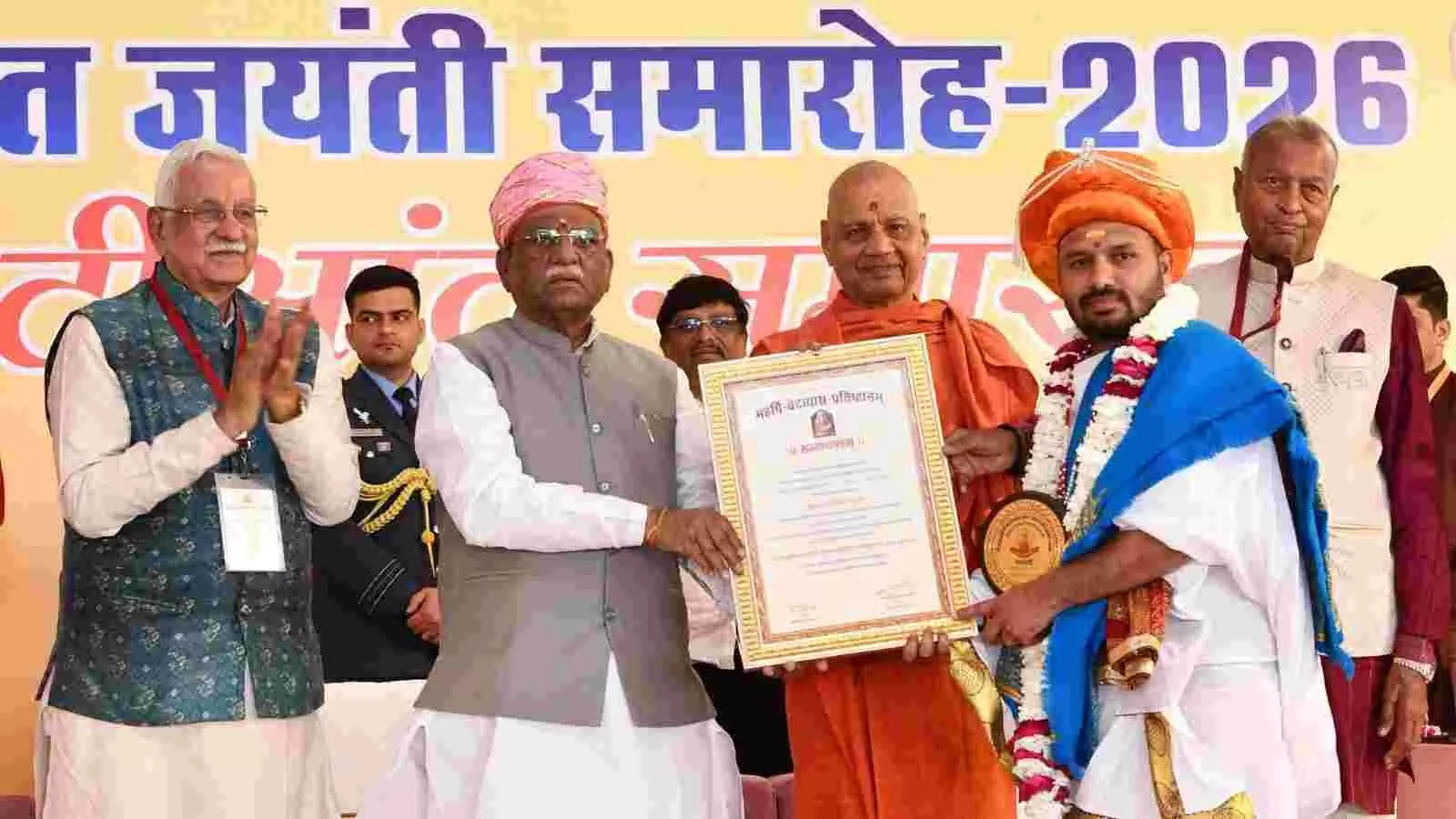 पुष्कर में आयोजित दीक्षांत समारोह के दौरान मंच पर संबोधन देते हुए राज्यपाल श्री हरिभाऊ बागड़े।