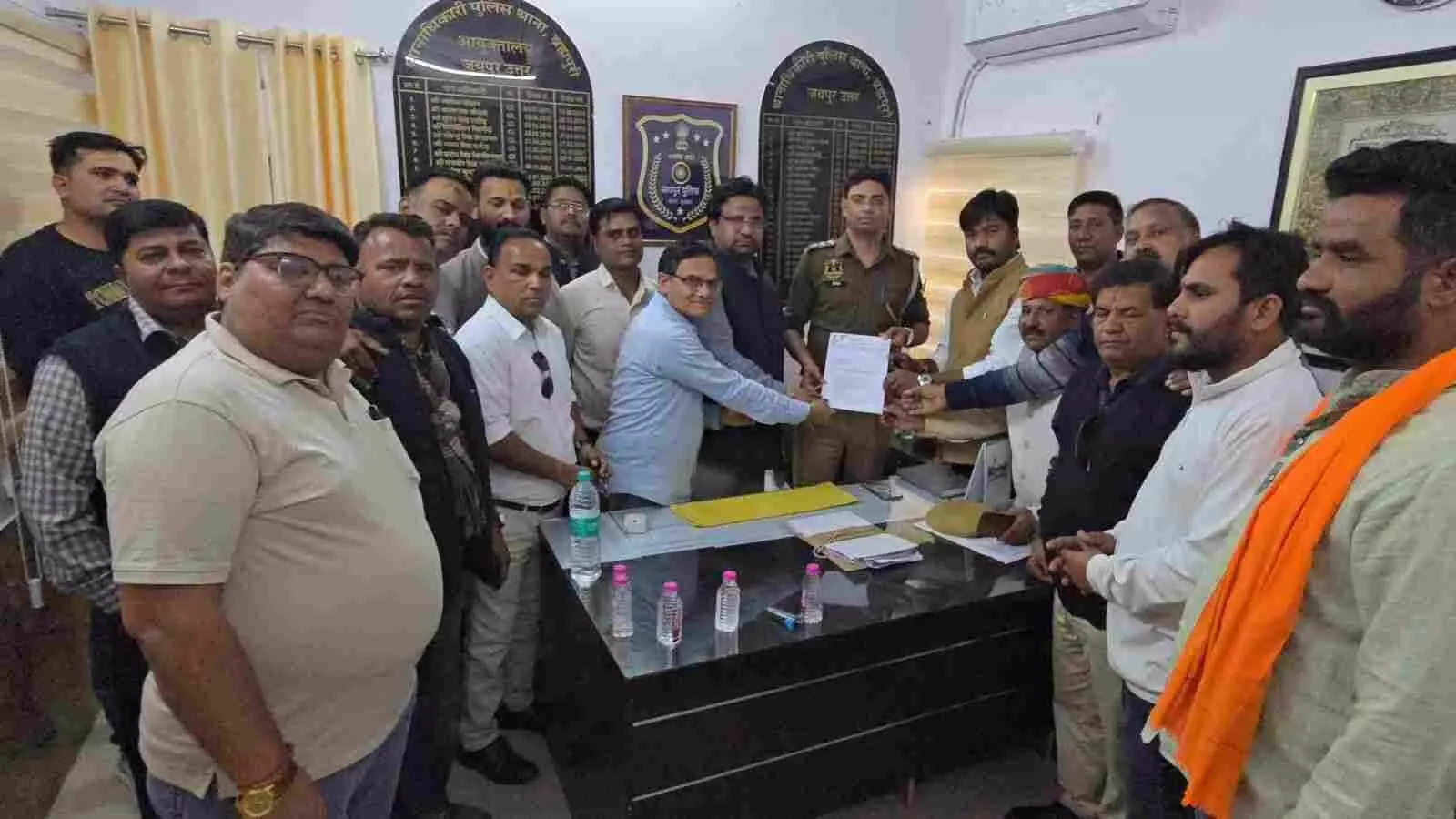 जयपुर के ब्रह्मपुरी थाने में पुलिस को शिकायत पत्र सौंपते हुए भाजपा कार्यकर्ताओं का समूह।