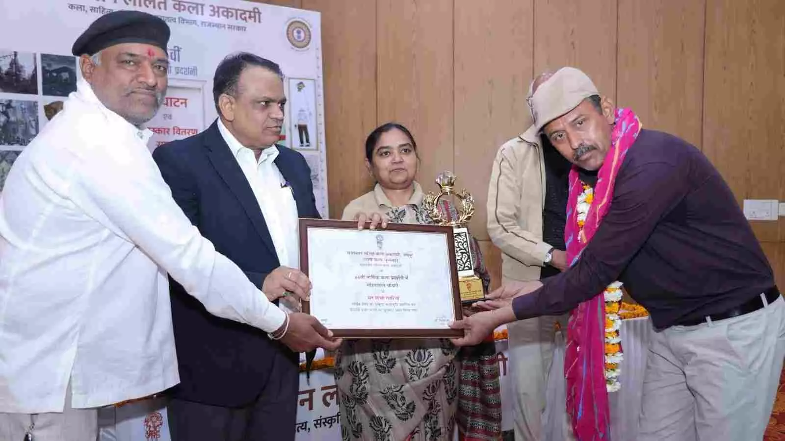 जयपुर के झालाना स्थित राजस्थान ललित कला अकादमी में वार्षिक कला प्रदर्शनी का उद्घाटन समारोह आयोजित हुआ। जयपुर के झालाना स्थित राजस्थान ललित कला अकादमी में वार्षिक कला प्रदर्शनी का उद्घाटन समारोह आयोजित हुआ।