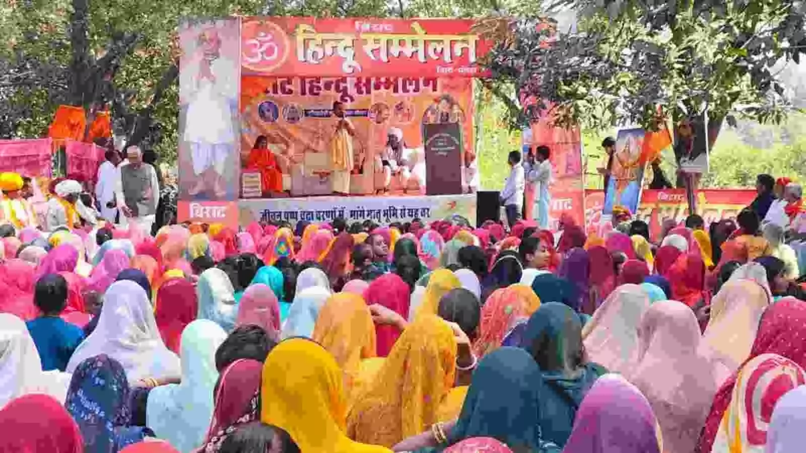 वल्लभनगर के पुरिया खेड़ी में विराट हिंदू सम्मेलन के दौरान निकलती भव्य शोभा यात्रा और झांकियां। वल्लभनगर के पुरिया खेड़ी में विराट हिंदू सम्मेलन के दौरान निकलती भव्य शोभा यात्रा और झांकियां।