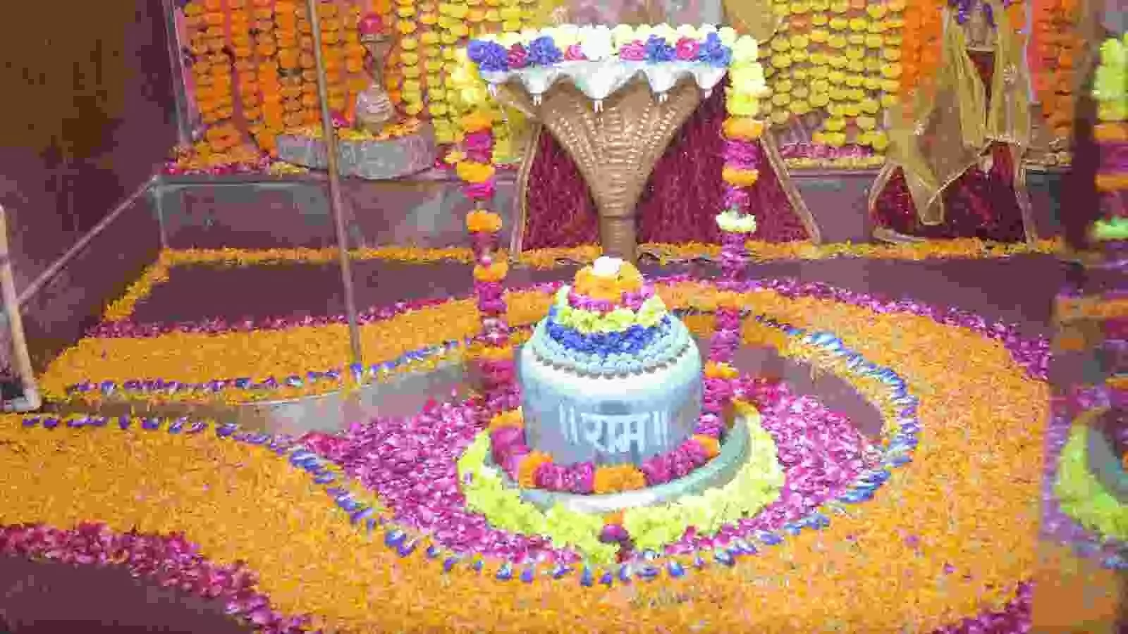 निम्बाहेड़ा के श्री ढाबेश्वर महादेव मंदिर परिसर में महाशिवरात्रि आयोजन की तैयारियों का दृश्य।
