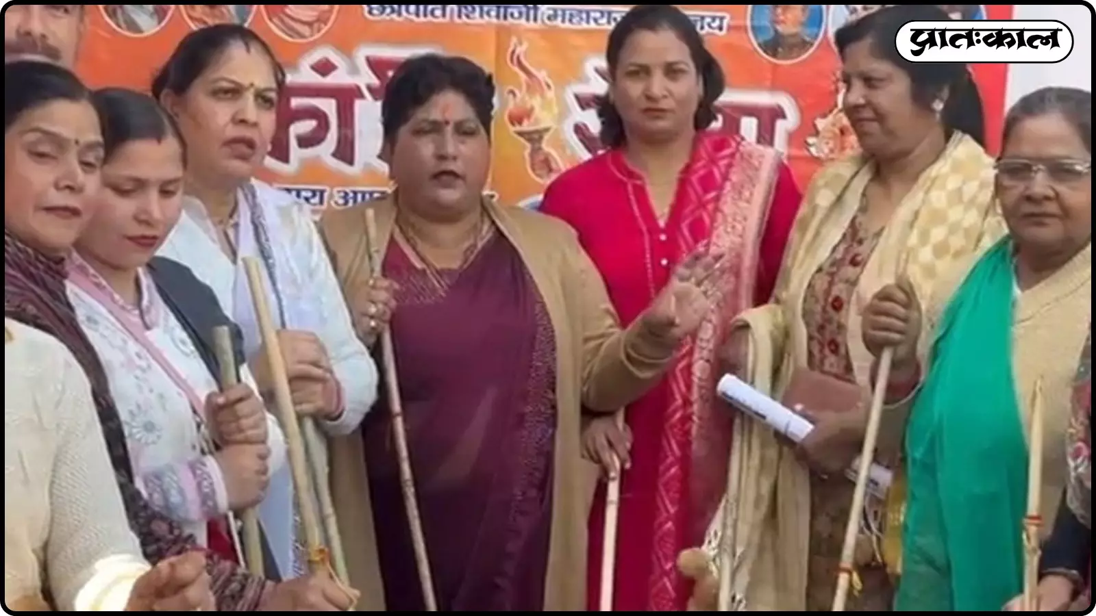 क्रांति सेना का वैलेंटाइन डे पर लाठी पूजन ; शहीदों की याद में मुजफ्फरनगर की महिलाओं ने उठाया हथियार, जानें पूरा मामला क्रांति सेना का वैलेंटाइन डे पर लाठी पूजन ; शहीदों की याद में मुजफ्फरनगर की महिलाओं ने उठाया हथियार, जानें पूरा मामला