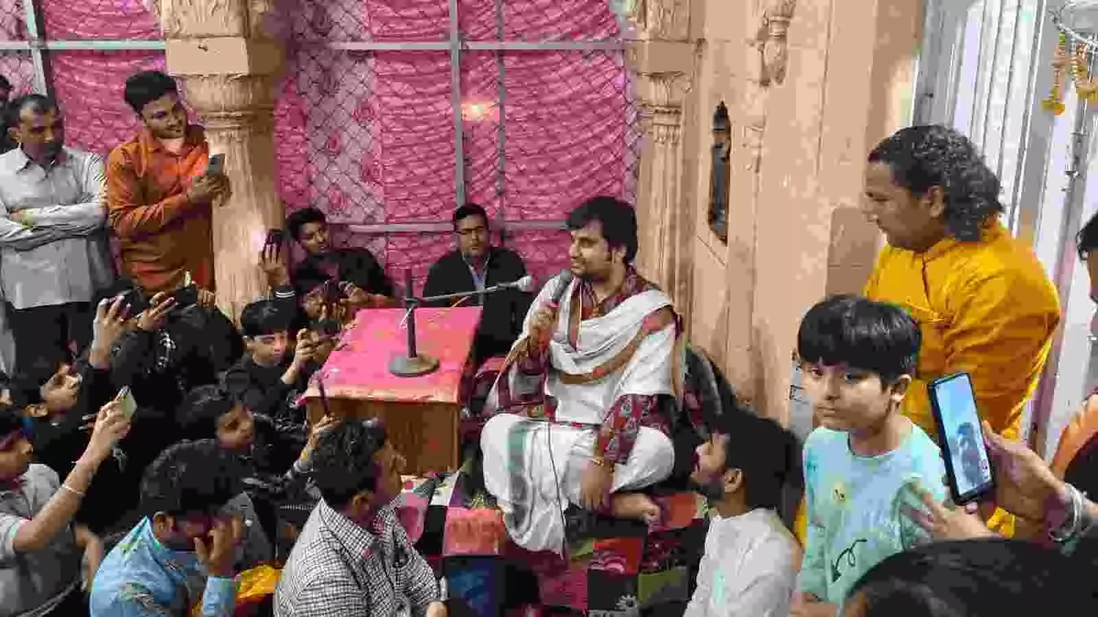 डीग के लक्ष्मण मंदिर में पूजा अर्चना करते हुए कथावाचक इन्द्रेश उपाध्याय और स्थानीय पुजारी। डीग के लक्ष्मण मंदिर में पूजा अर्चना करते हुए कथावाचक इन्द्रेश उपाध्याय और स्थानीय पुजारी।