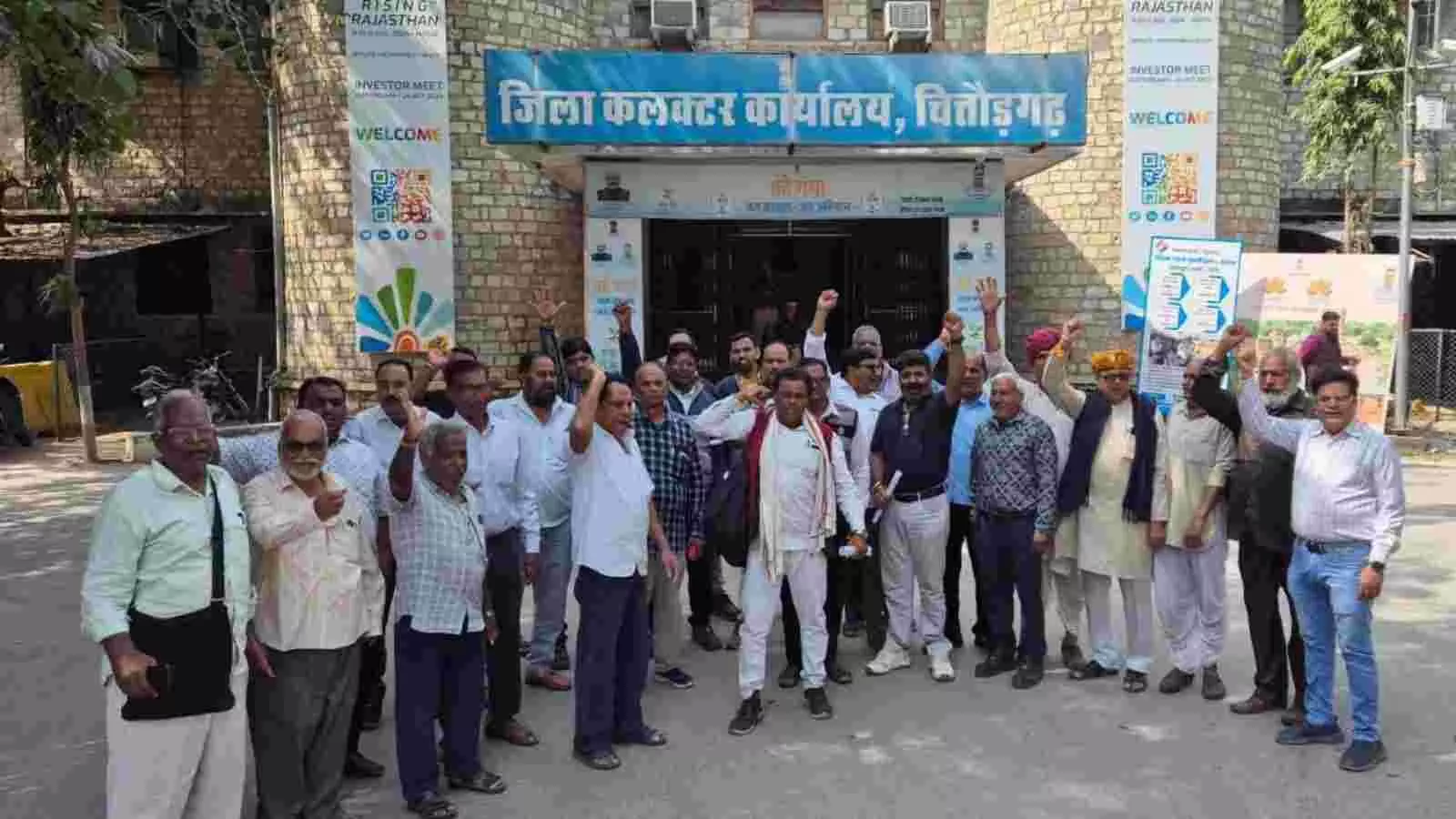 चित्तौड़गढ़ में जिला कलेक्टर कार्यालय के बाहर अपनी मांगों को लेकर प्रदर्शन करते श्रमिक संगठन के सदस्य।