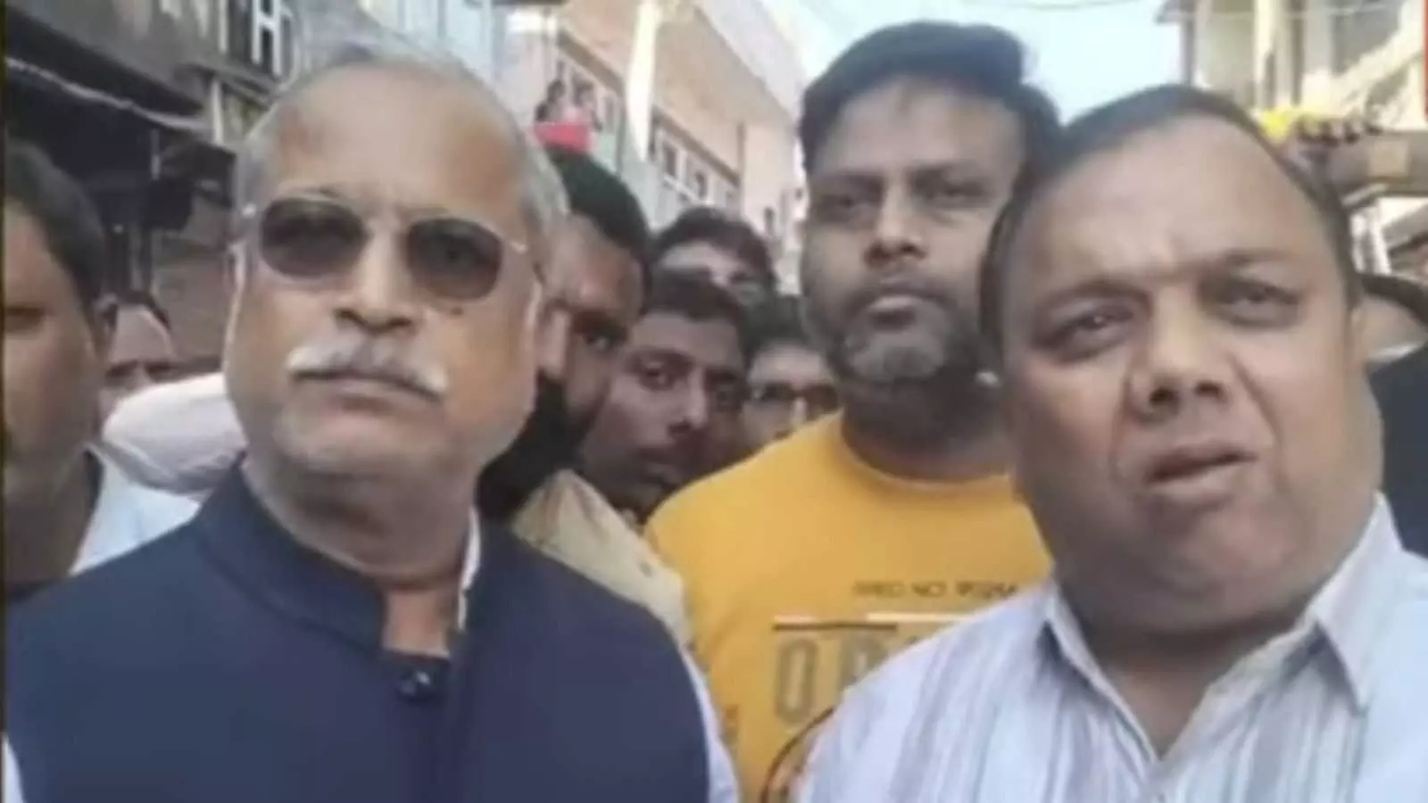 गंगापुर सिटी में कचहरी रोड पर प्रशासनिक कार्रवाई के विरोध में एकत्रित हुए स्थानीय व्यापारी और नागरिक। गंगापुर सिटी में कचहरी रोड पर प्रशासनिक कार्रवाई के विरोध में एकत्रित हुए स्थानीय व्यापारी और नागरिक।