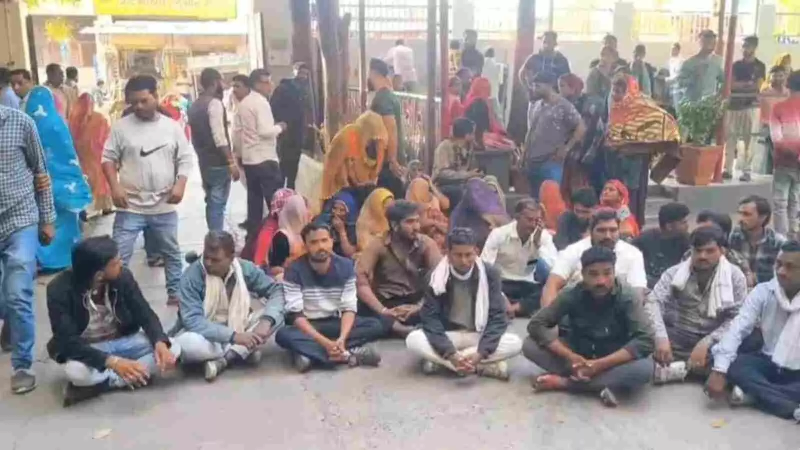 भीलवाड़ा के राजकीय विद्यालय में विधिक जागरूकता कार्यशाला के दौरान उपस्थित छात्राएं और अतिथि विशेषज्ञ। भीलवाड़ा के राजकीय विद्यालय में विधिक जागरूकता कार्यशाला के दौरान उपस्थित छात्राएं और अतिथि विशेषज्ञ।
